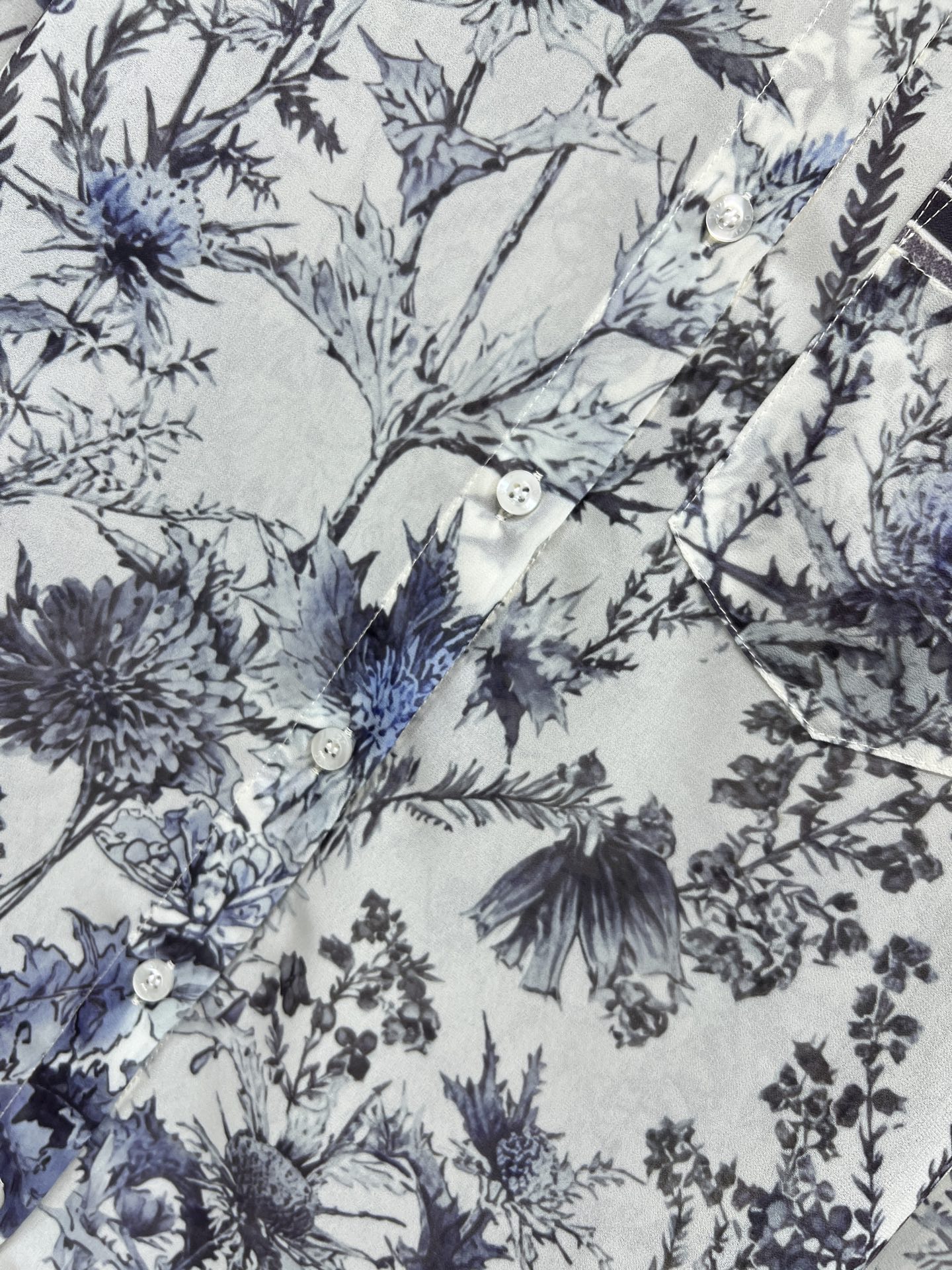 D家 26春夏新款 蓝色花卉印花衬衫 经典宽松剪裁结合轻薄面料 饰以蓝色花卉图案点缀盛夏气息 轻薄柔软舒