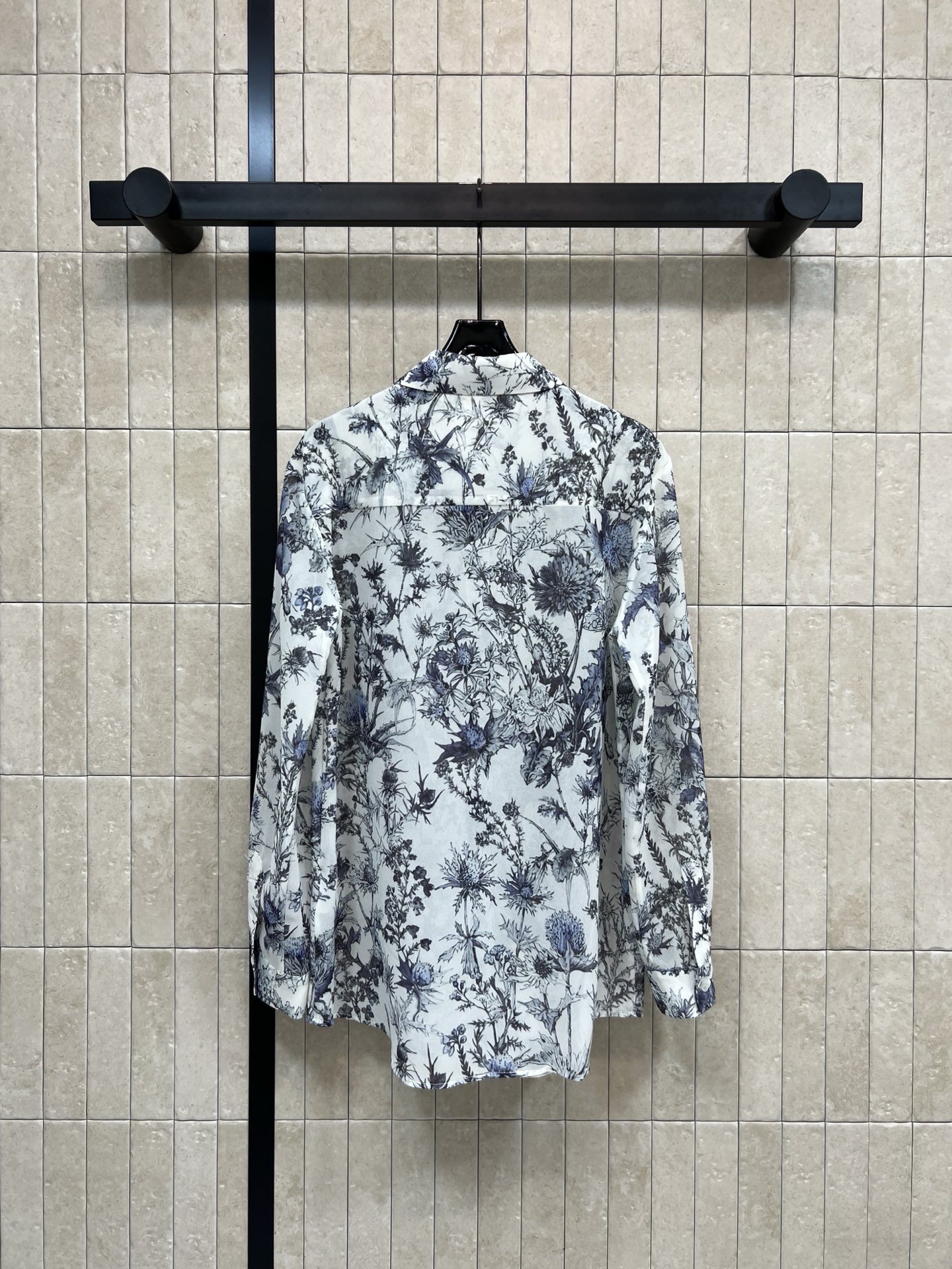 D家 26春夏新款 蓝色花卉印花衬衫 经典宽松剪裁结合轻薄面料 饰以蓝色花卉图案点缀盛夏气息 轻薄柔软舒