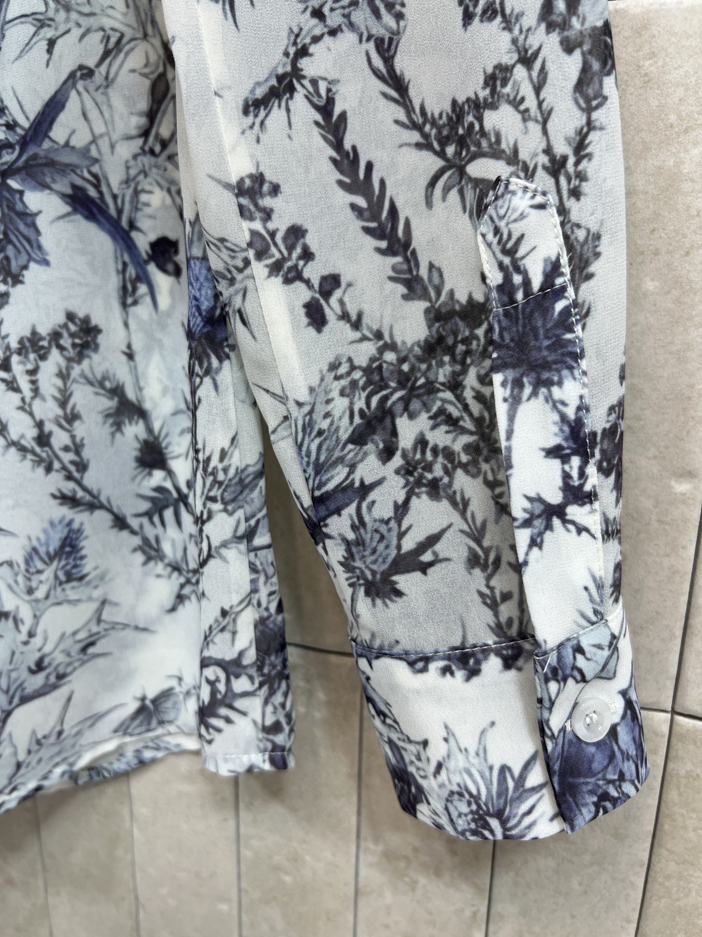 D家 26春夏新款 蓝色花卉印花衬衫 经典宽松剪裁结合轻薄面料 饰以蓝色花卉图案点缀盛夏气息 轻薄柔软舒