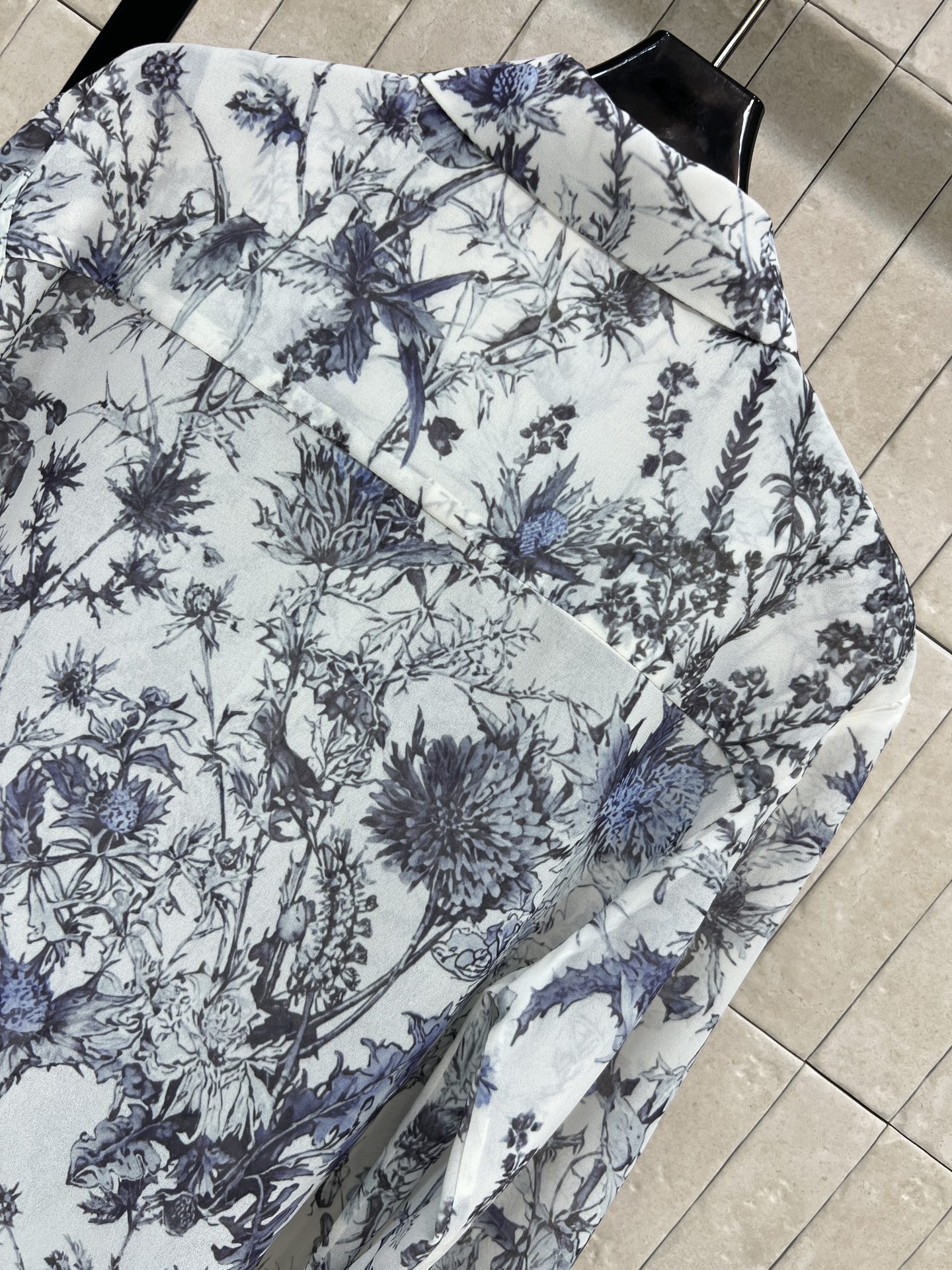 D家 26春夏新款 蓝色花卉印花衬衫 经典宽松剪裁结合轻薄面料 饰以蓝色花卉图案点缀盛夏气息 轻薄柔软舒