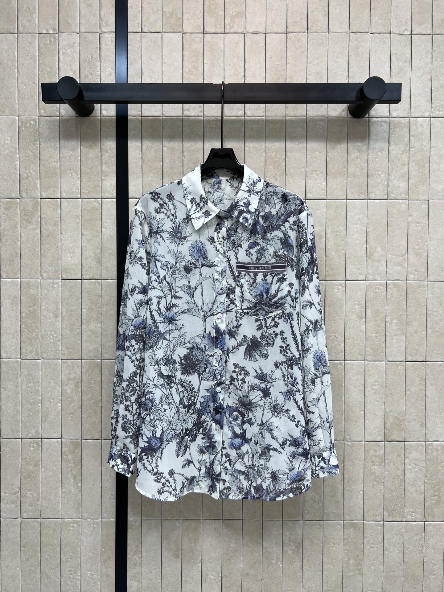 NO:739213,D Home 26 new spring and summer new blue floral print shirt. Classic loose tailoring combined with light fabrics. Decorated with blue floral patterns to embellish the midsummer atmosphere. Light, soft and comfortable, easy to wear, refreshing and elegant. Super suitable for spring and summer. Full of artistic sense. Easy to handle early spring vacation style. Improved texture!  Loose fit. It’s OK to wear alone or as an outer layer. It’s elegant and high-end. It’s easy to create a stylish outfit in one color or three sizes. Size/S-M-L,, dior, shirts,19860909D家 26春夏新款 蓝色花卉印花衬衫 经典宽松剪裁结合轻薄面料 饰以蓝色花卉图案点缀盛夏气息 轻薄柔软舒适 好穿又清爽优雅 春夏穿超合适 艺术感满满 早春度假风轻松拿捏 质感提升！宽松版型 单穿或外搭都很OK 优雅又高级 轻松打造气质穿搭一色三码 Size/S-M-L,,dior,shirts,,Women's clothing