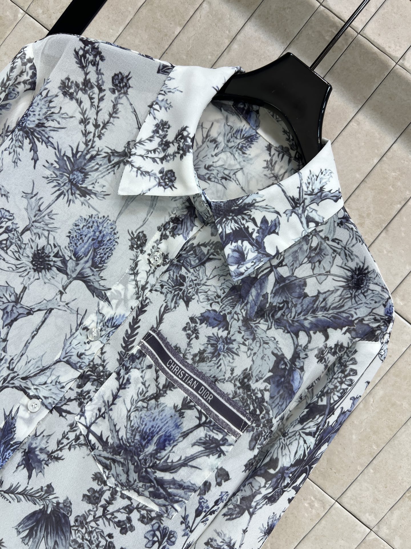 D家 26春夏新款 蓝色花卉印花衬衫 经典宽松剪裁结合轻薄面料 饰以蓝色花卉图案点缀盛夏气息 轻薄柔软舒