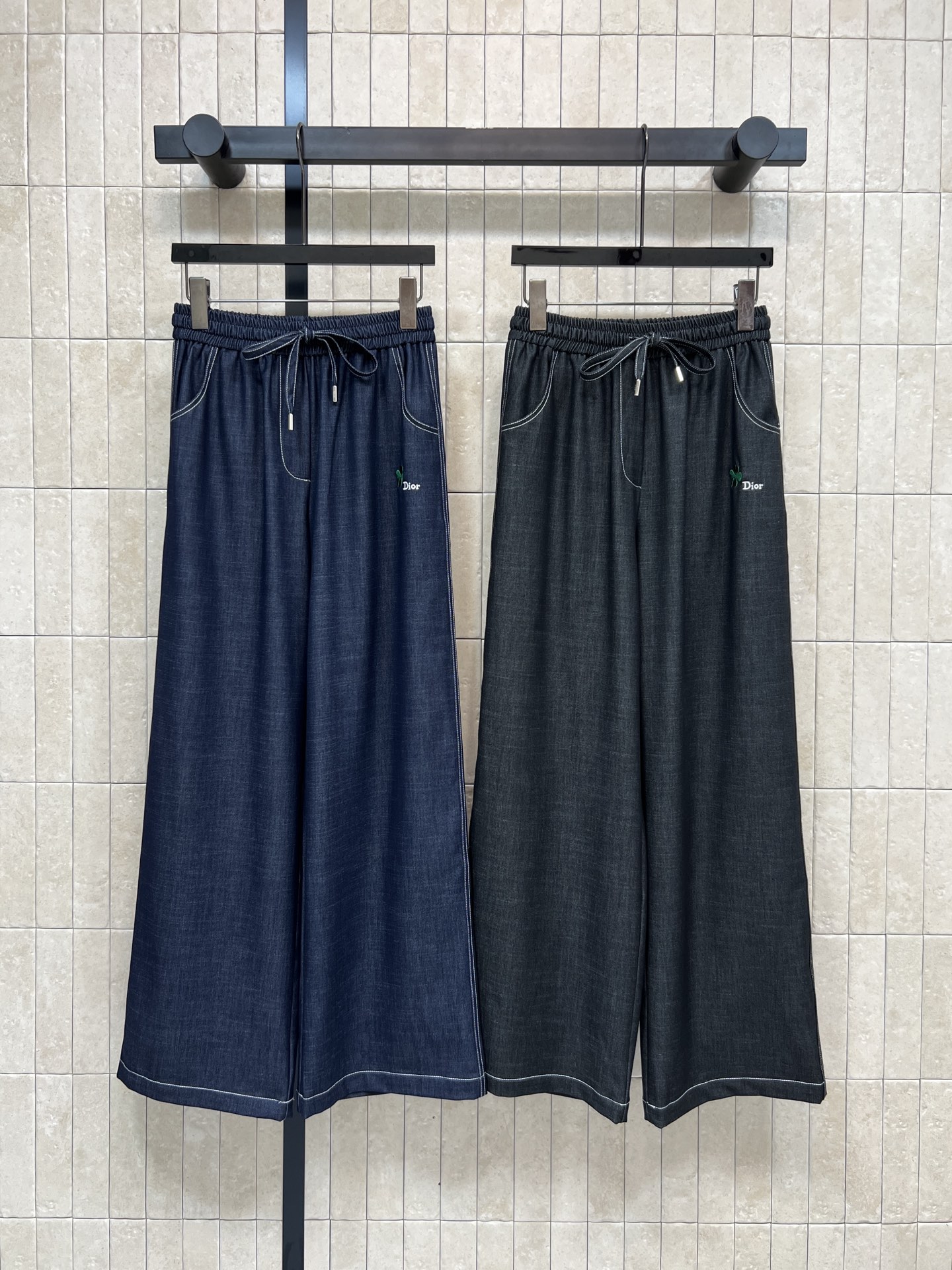 NO:739216,D Home's 26 spring and summer new style Presbyopic jacquard pocket wide-leg pants. Comfortable and easy to adjust. Suitable for a variety of body shapes. Presbyopic embroidered pockets on the back are super recognizable + green four-leaf clover embroidery embellishment. Full of retro feel. Loose wide-leg version. Modifies the leg shape. Covers the crotch and makes you slim. Can be easily used for daily commuting or leisure. The trousers are slightly mopped to the floor. Good drape. Pair with a short top or sweater. Easily get a lazy and casual style. Two colors and three codes.  Size/S-M-L,,dior,19860909D家 26春夏新款 老花提花口袋阔腿裤 舒适又方便调节 适合多种身材 后面老花刺绣口袋 超有辨识度 +绿色四叶草刺绣点缀 复古感满满 宽松阔腿版型 修饰腿型 遮胯显瘦 日常通勤或休闲都能轻松驾驭 裤脚微拖地 垂感好 搭配短款上衣或针织衫 轻松get慵懒随性风 两色三码 Size/S-M-L,,dior,,Women's clothing