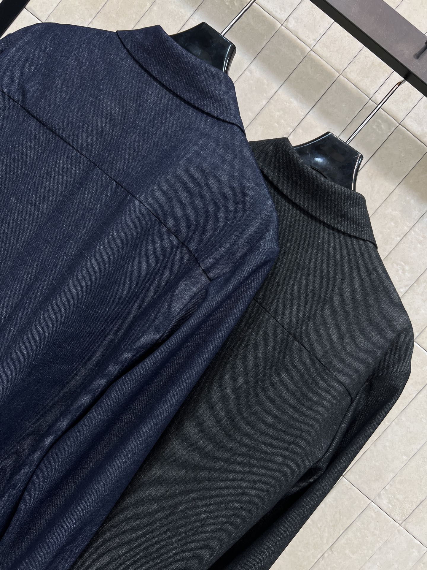 D家 26春夏新款 老花提花口袋牛仔色衬衫 胸前老花刺绣口袋超有辨识度 左下角绿色四叶草刺绣点缀 细节满