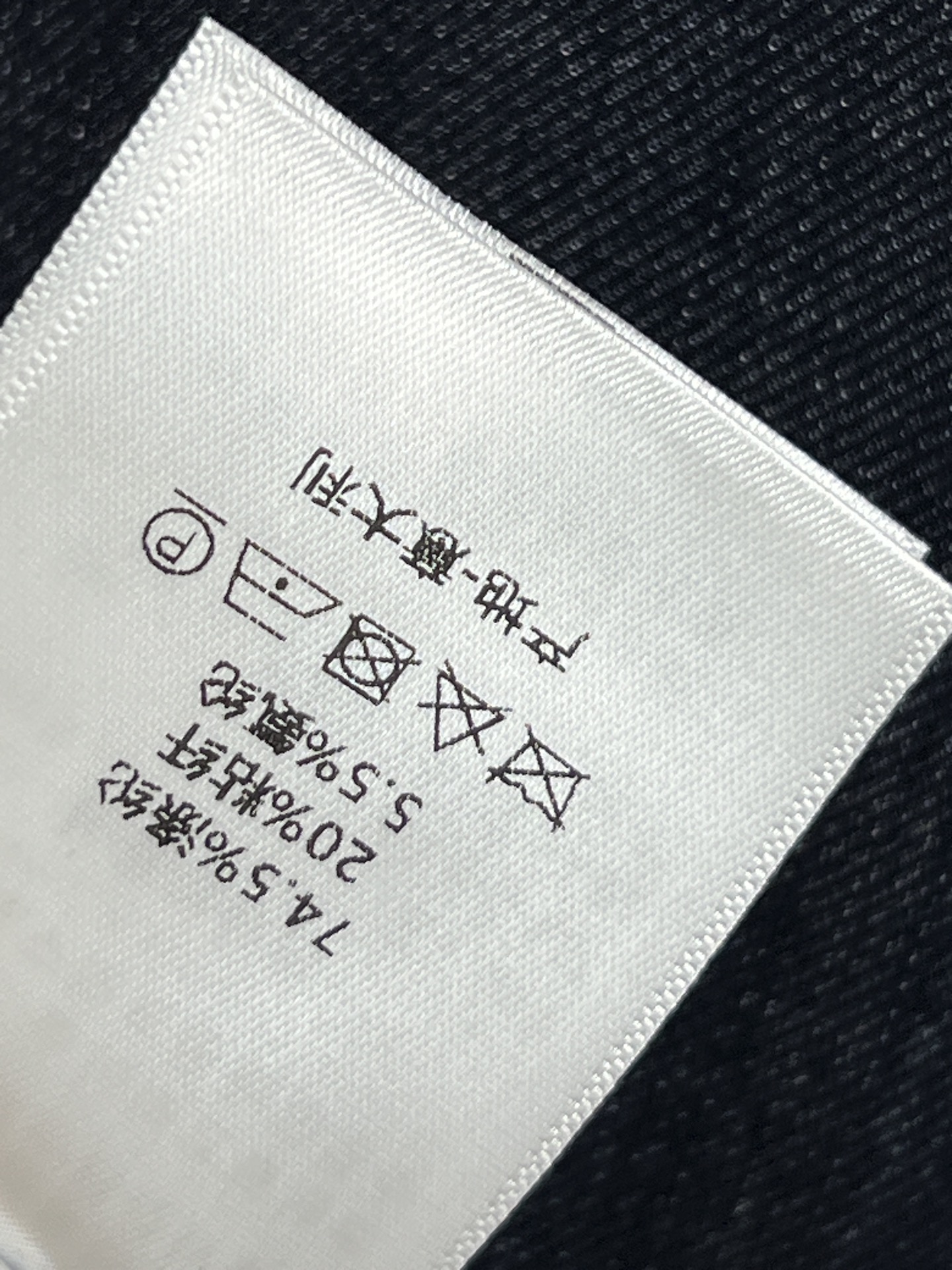 D家 26春夏新款 老花提花口袋牛仔色衬衫 胸前老花刺绣口袋超有辨识度 左下角绿色四叶草刺绣点缀 细节满