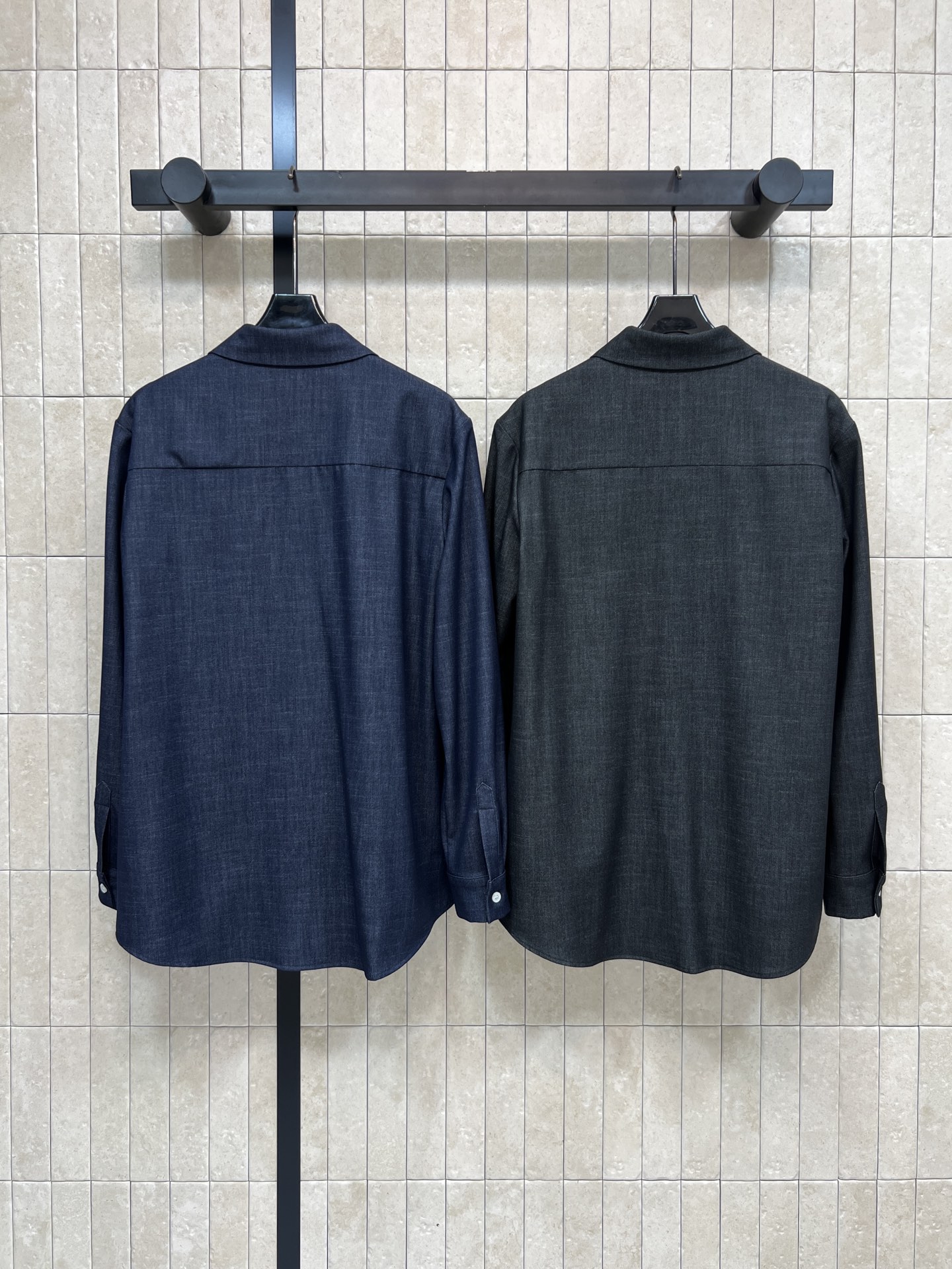 D家 26春夏新款 老花提花口袋牛仔色衬衫 胸前老花刺绣口袋超有辨识度 左下角绿色四叶草刺绣点缀 细节满