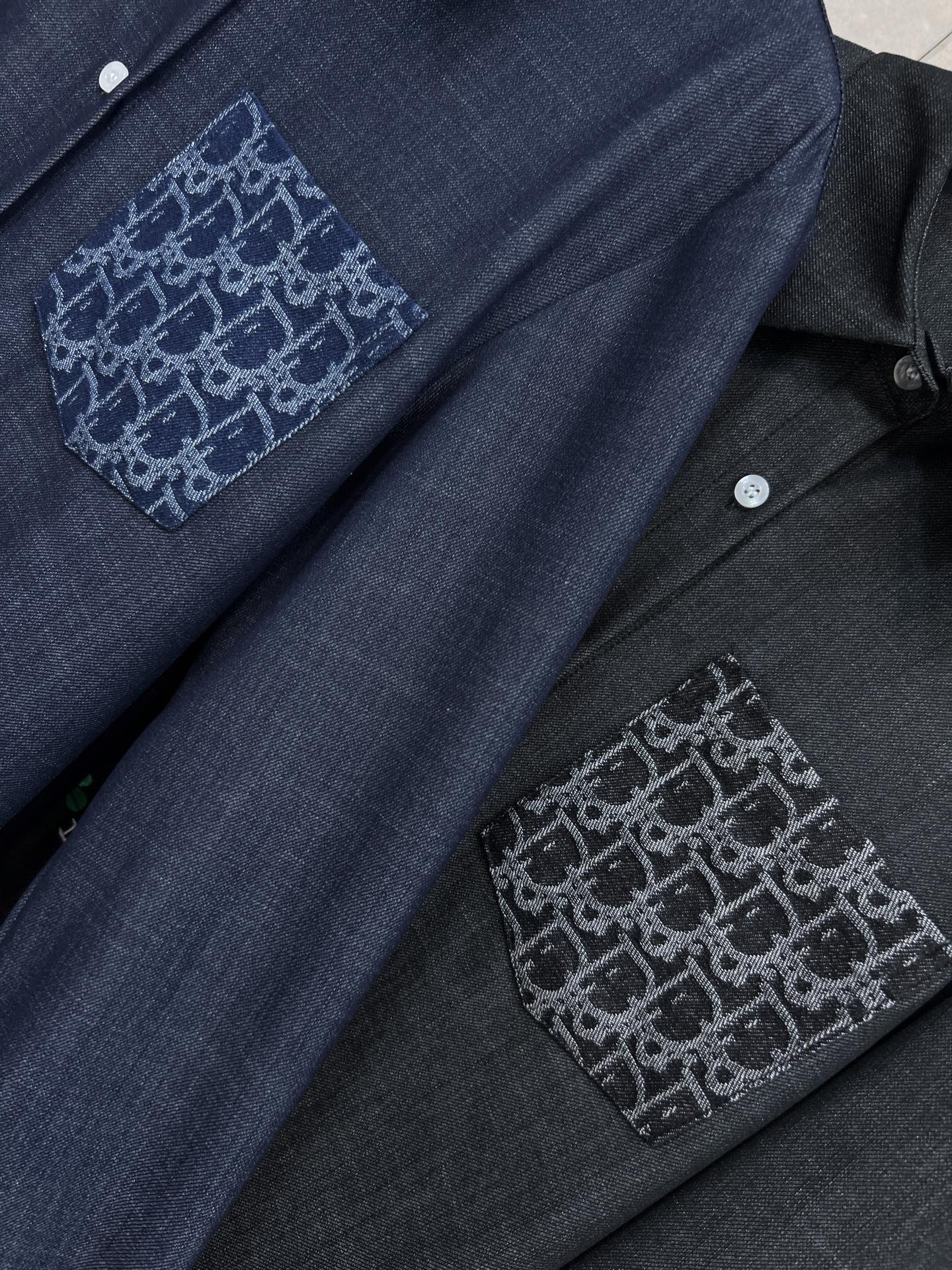 D家 26春夏新款 老花提花口袋牛仔色衬衫 胸前老花刺绣口袋超有辨识度 左下角绿色四叶草刺绣点缀 细节满