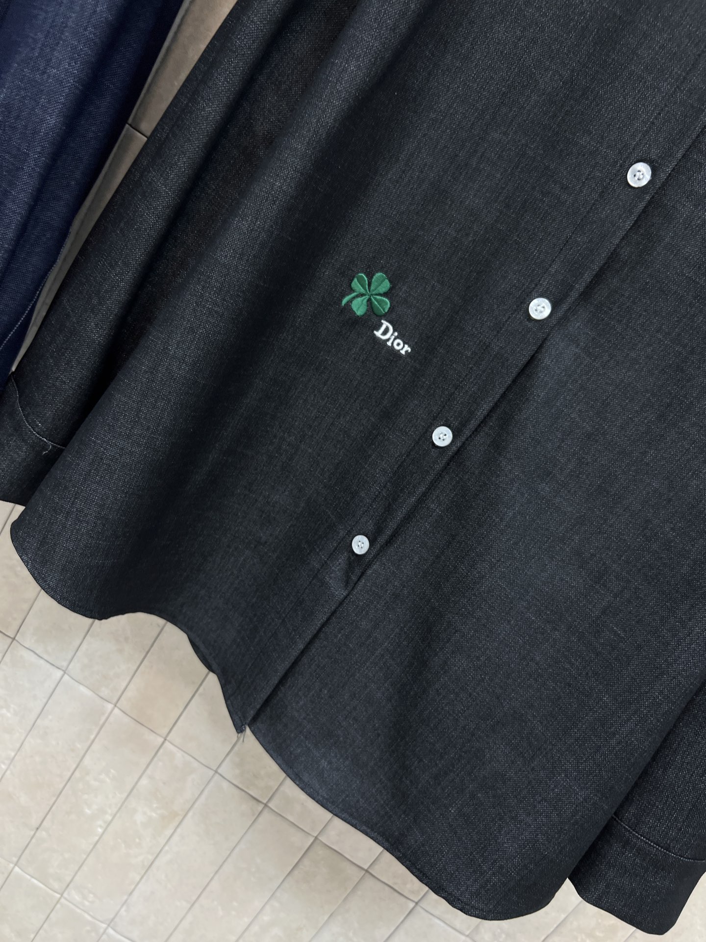 D家 26春夏新款 老花提花口袋牛仔色衬衫 胸前老花刺绣口袋超有辨识度 左下角绿色四叶草刺绣点缀 细节满