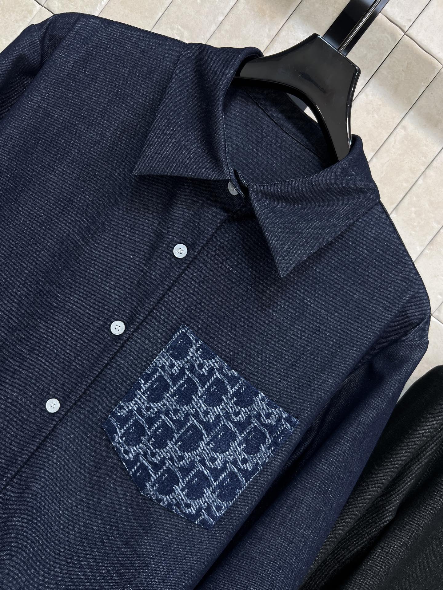 D家 26春夏新款 老花提花口袋牛仔色衬衫 胸前老花刺绣口袋超有辨识度 左下角绿色四叶草刺绣点缀 细节满