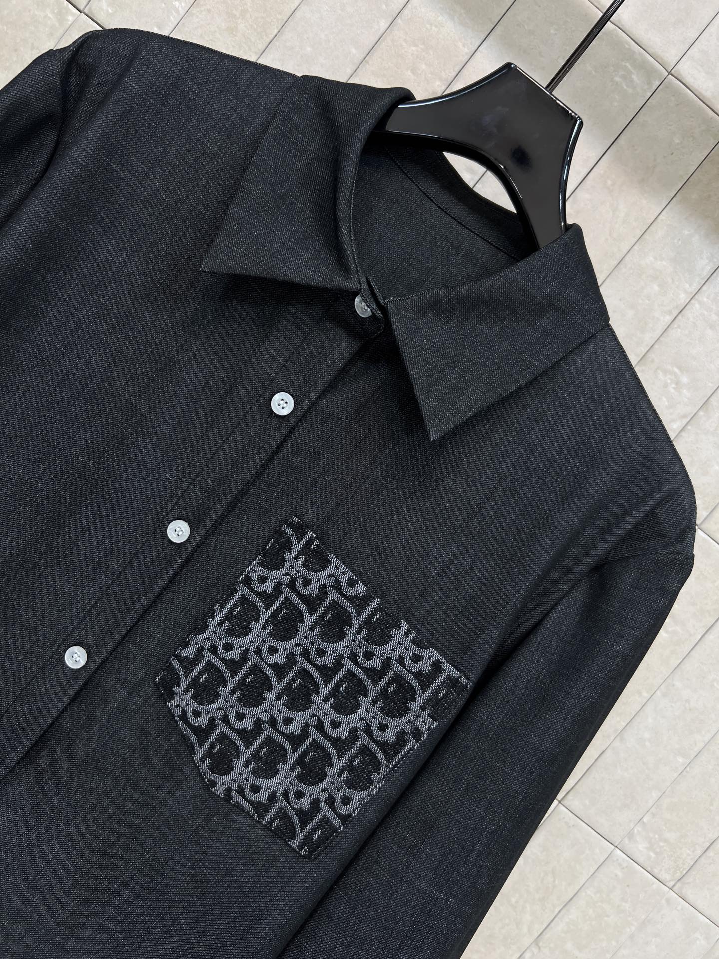 D家 26春夏新款 老花提花口袋牛仔色衬衫 胸前老花刺绣口袋超有辨识度 左下角绿色四叶草刺绣点缀 细节满