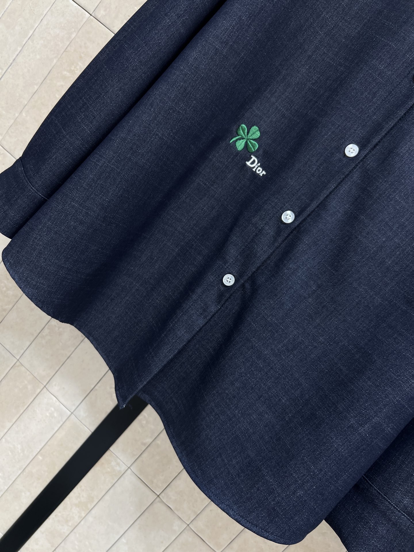 D家 26春夏新款 老花提花口袋牛仔色衬衫 胸前老花刺绣口袋超有辨识度 左下角绿色四叶草刺绣点缀 细节满