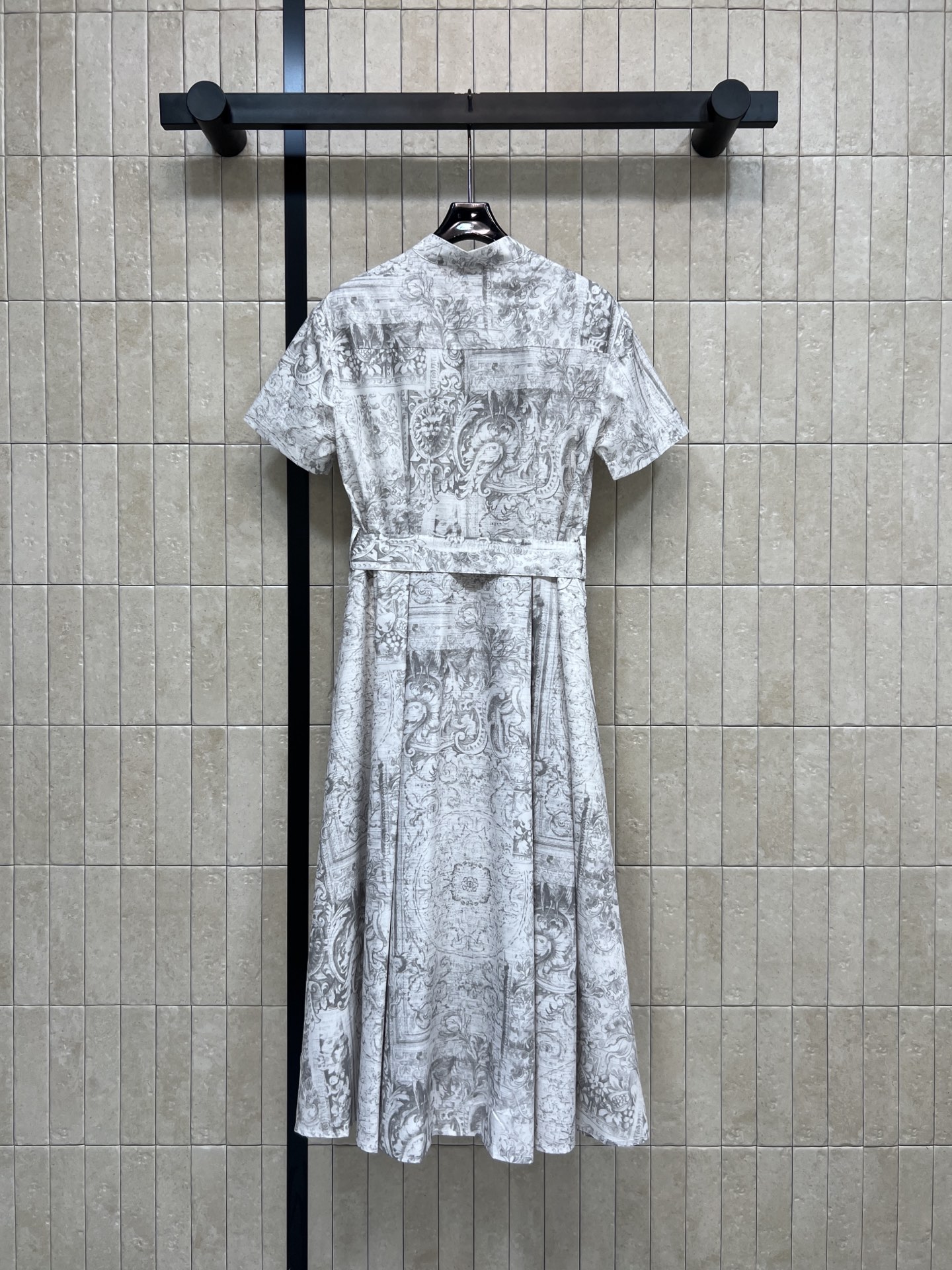 D家 26春夏新款 灰色复古印花短袖连衣裙 衬式短袖长裤连衣裙 轻薄透气面料 夏天穿超舒服！复古印花+立