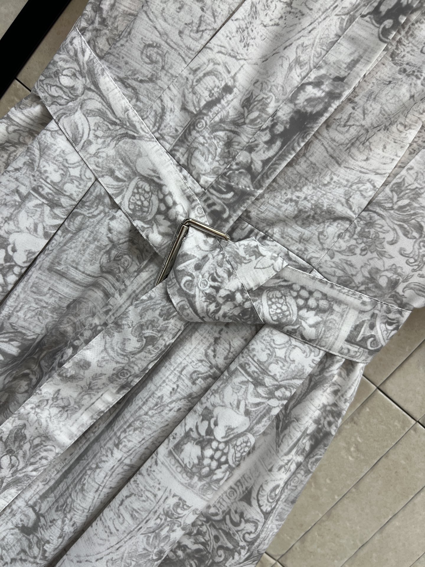 D家 26春夏新款 灰色复古印花短袖连衣裙 衬式短袖长裤连衣裙 轻薄透气面料 夏天穿超舒服！复古印花+立