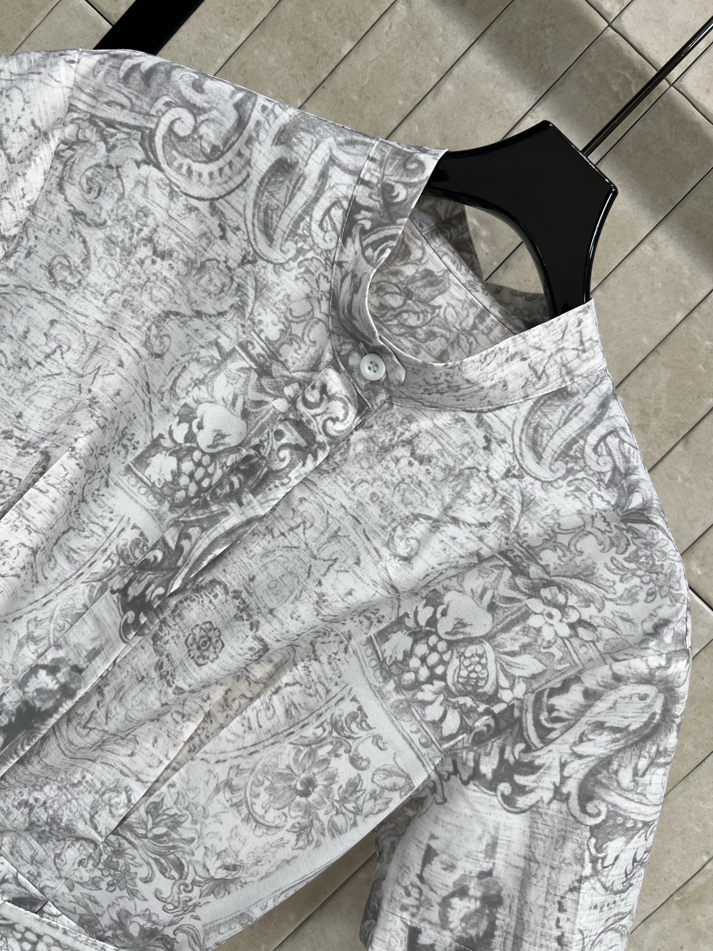 D家 26春夏新款 灰色复古印花短袖连衣裙 衬式短袖长裤连衣裙 轻薄透气面料 夏天穿超舒服！复古印花+立