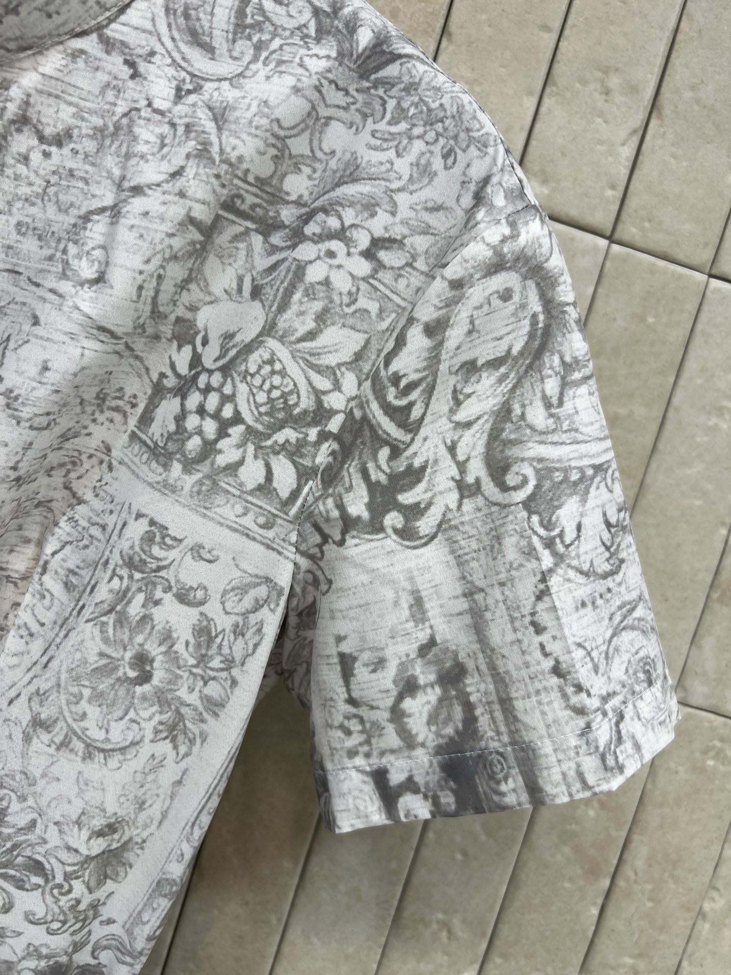 D家 26春夏新款 灰色复古印花短袖连衣裙 衬式短袖长裤连衣裙 轻薄透气面料 夏天穿超舒服！复古印花+立