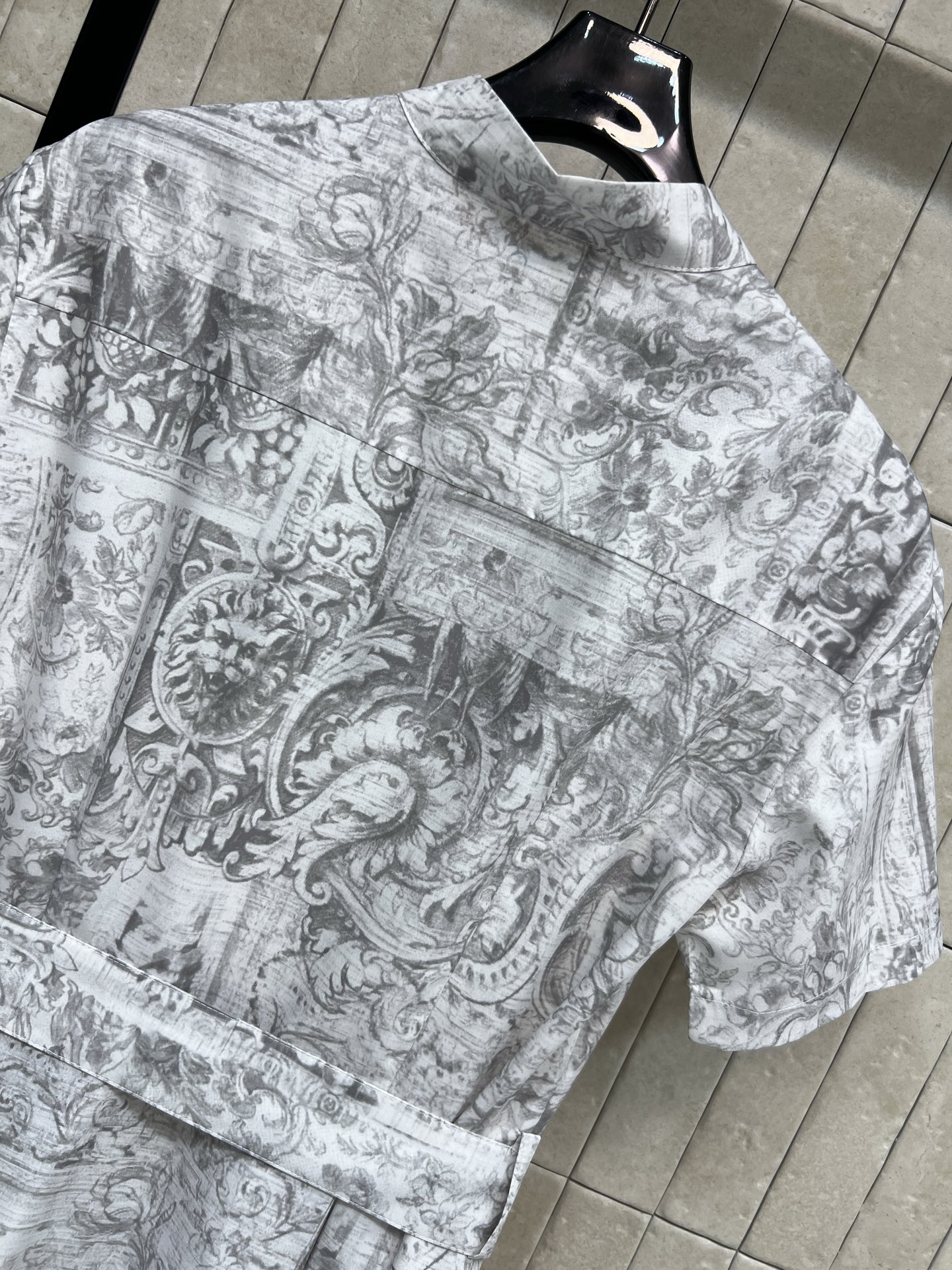 D家 26春夏新款 灰色复古印花短袖连衣裙 衬式短袖长裤连衣裙 轻薄透气面料 夏天穿超舒服！复古印花+立