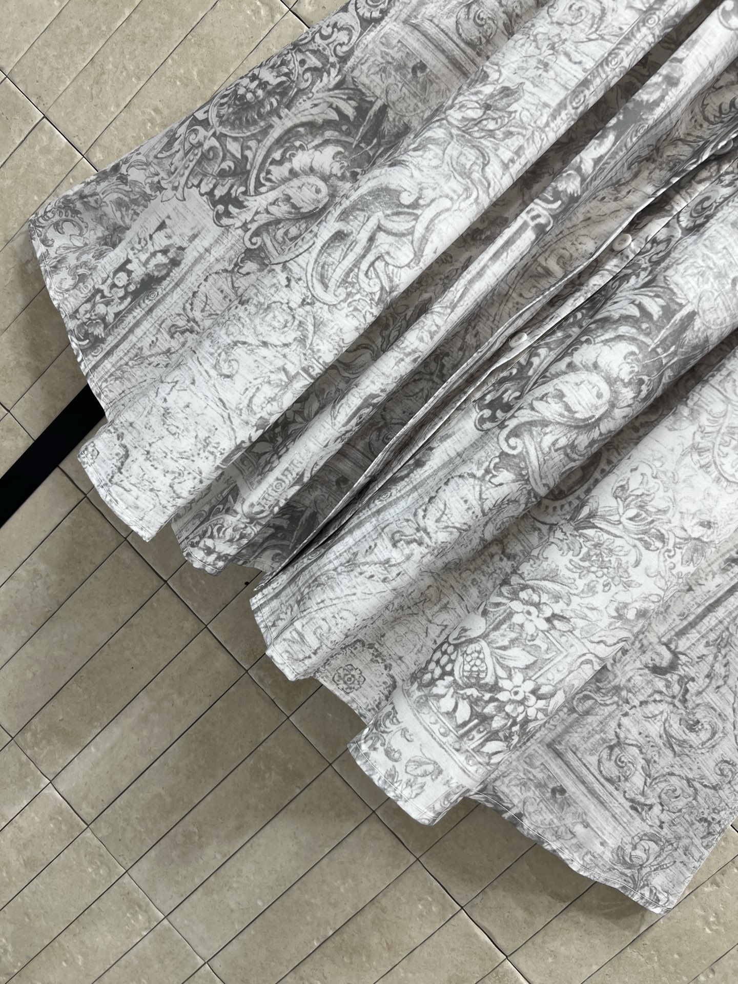 D家 26春夏新款 灰色复古印花短袖连衣裙 衬式短袖长裤连衣裙 轻薄透气面料 夏天穿超舒服！复古印花+立