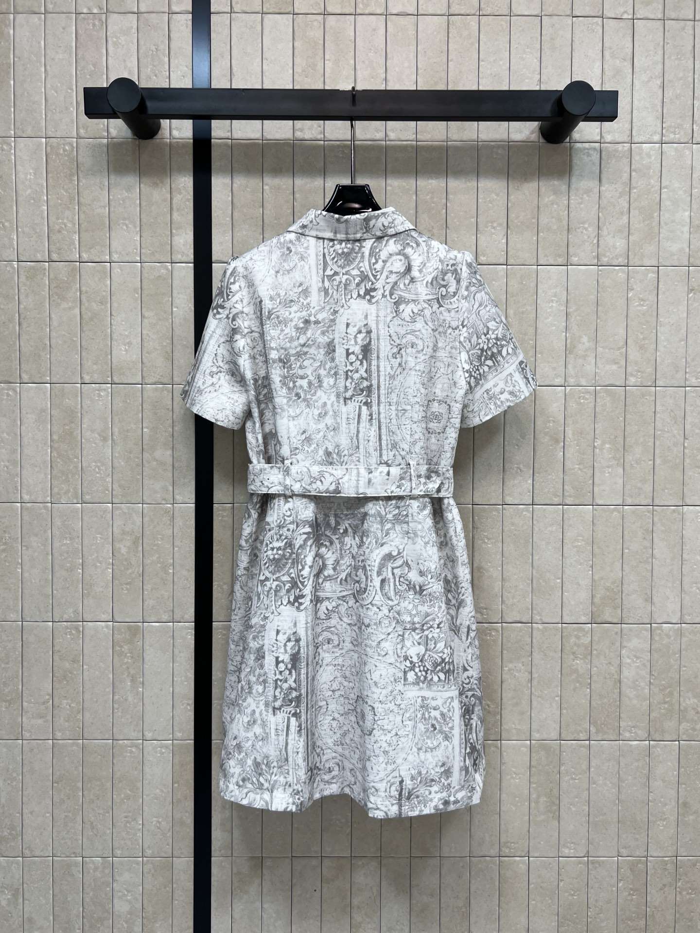 D家 26春夏新款 复古印花工装短袖连衣裙 采用复古印花设计 灰白色调搭配复杂图案 艺术感满满 工装风元