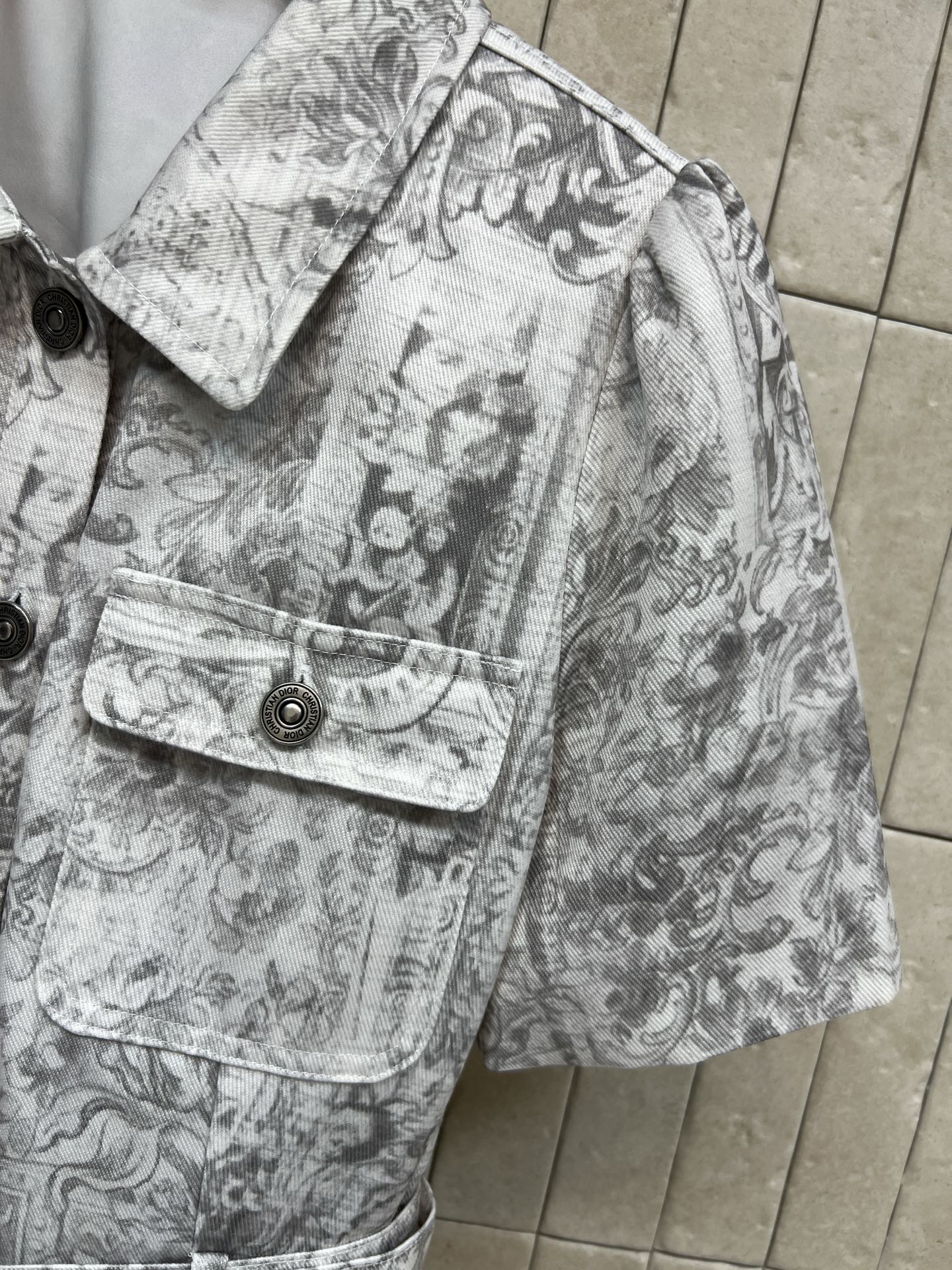 D家 26春夏新款 复古印花工装短袖连衣裙 采用复古印花设计 灰白色调搭配复杂图案 艺术感满满 工装风元