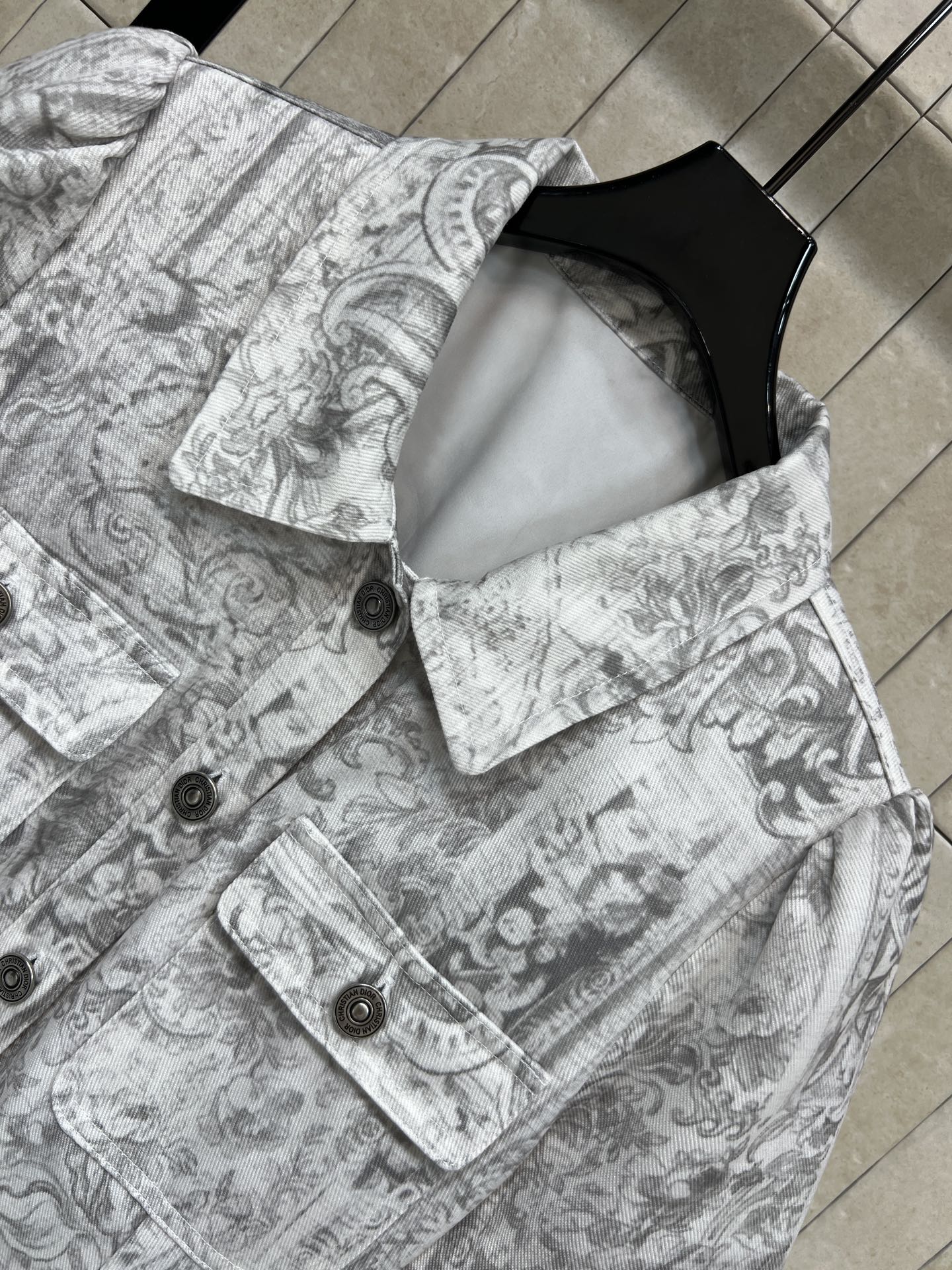 D家 26春夏新款 复古印花工装短袖连衣裙 采用复古印花设计 灰白色调搭配复杂图案 艺术感满满 工装风元