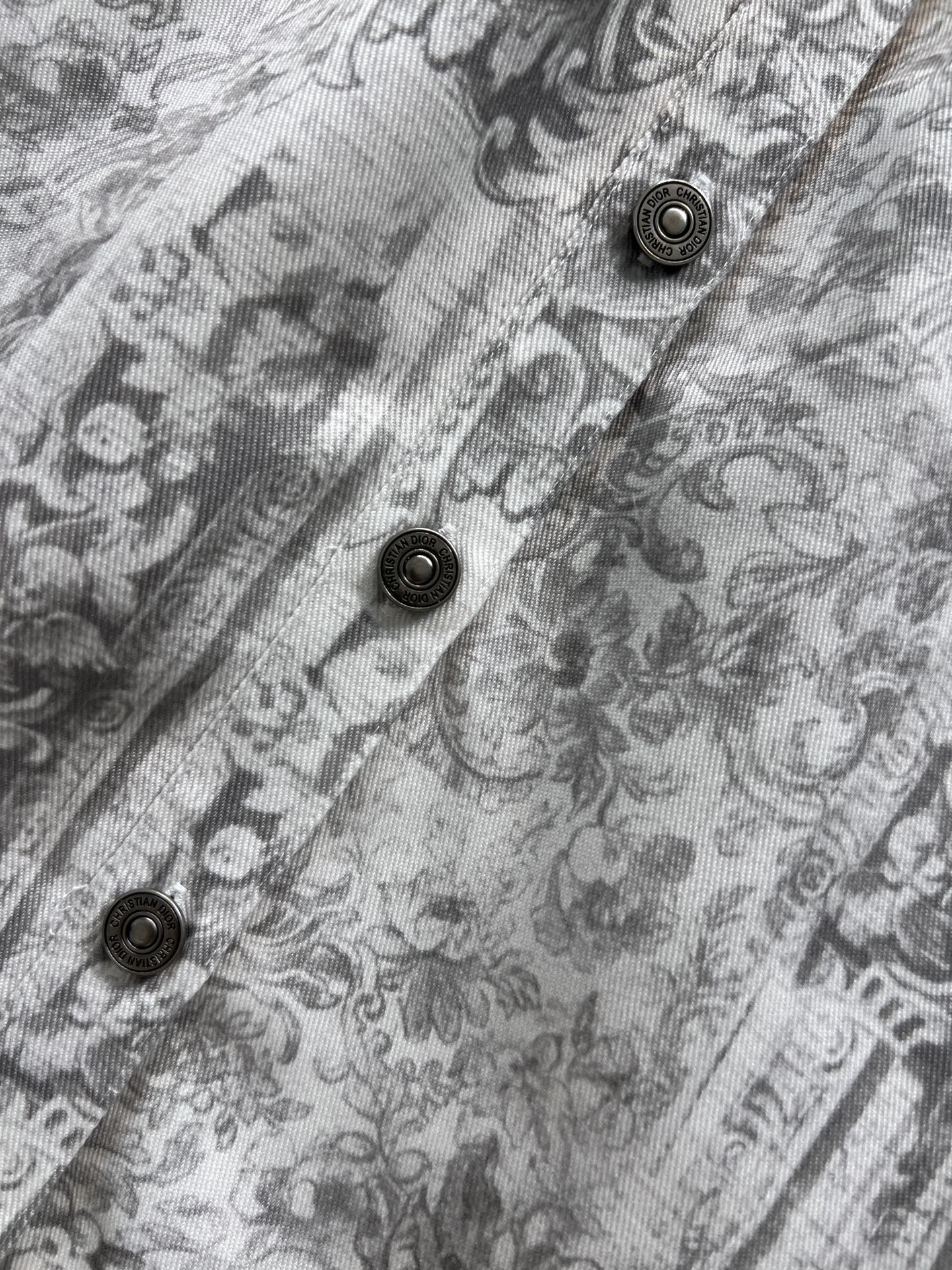 D家 26春夏新款 复古印花工装短袖连衣裙 采用复古印花设计 灰白色调搭配复杂图案 艺术感满满 工装风元