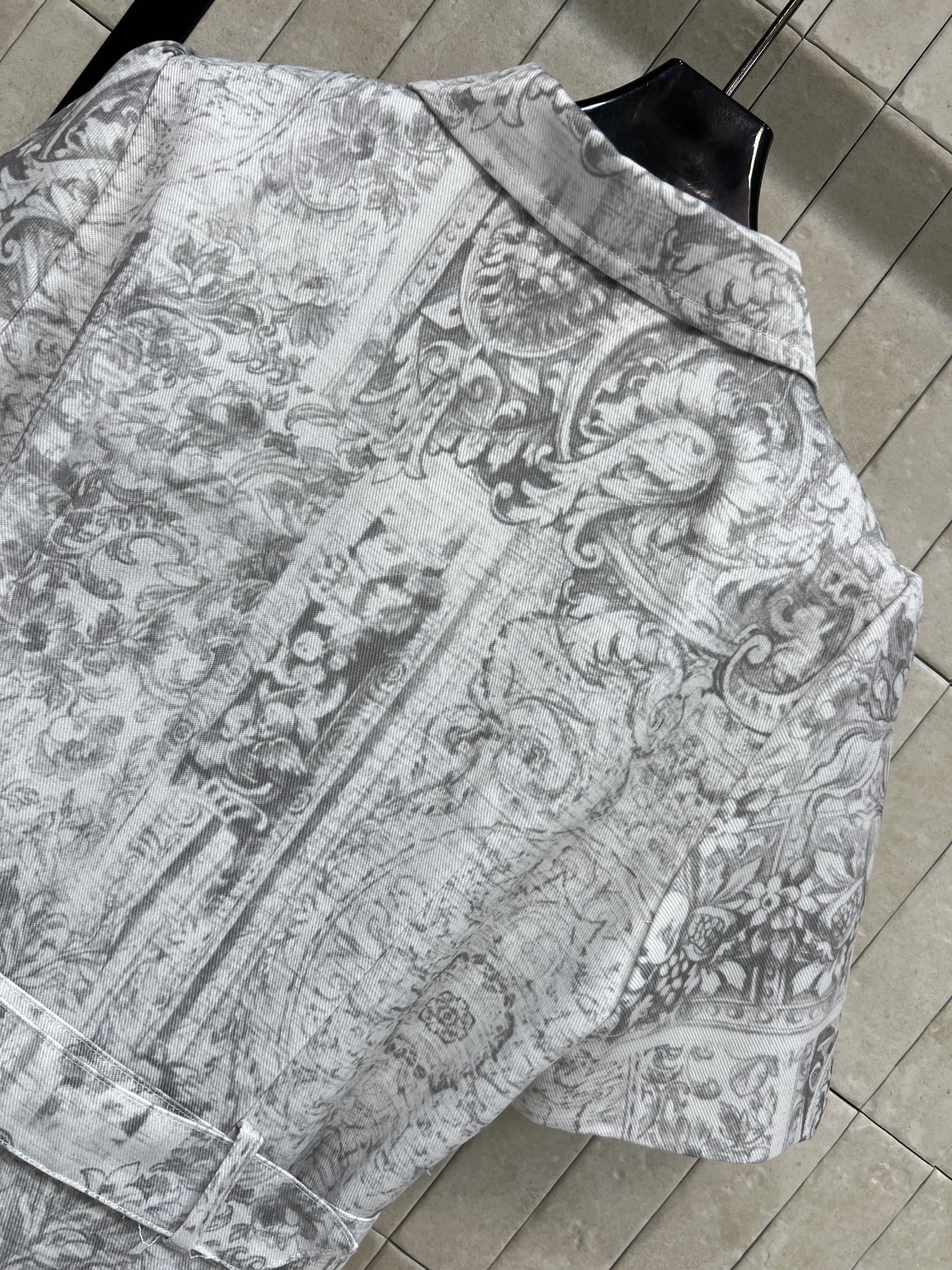 D家 26春夏新款 复古印花工装短袖连衣裙 采用复古印花设计 灰白色调搭配复杂图案 艺术感满满 工装风元