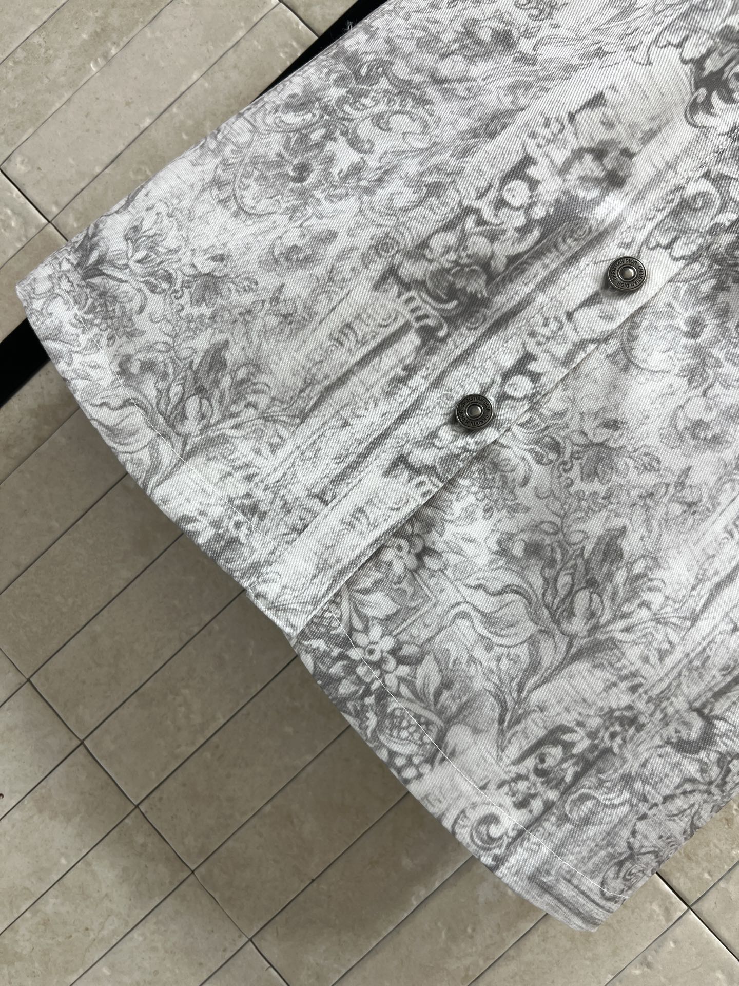 D家 26春夏新款 复古印花工装短袖连衣裙 采用复古印花设计 灰白色调搭配复杂图案 艺术感满满 工装风元