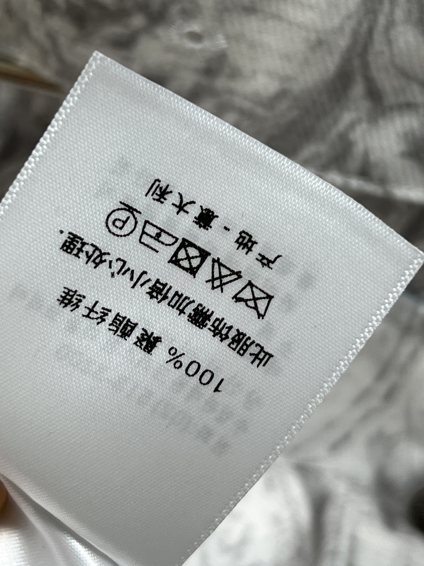 D家 26春夏新款 复古印花工装短袖连衣裙 采用复古印花设计 灰白色调搭配复杂图案 艺术感满满 工装风元