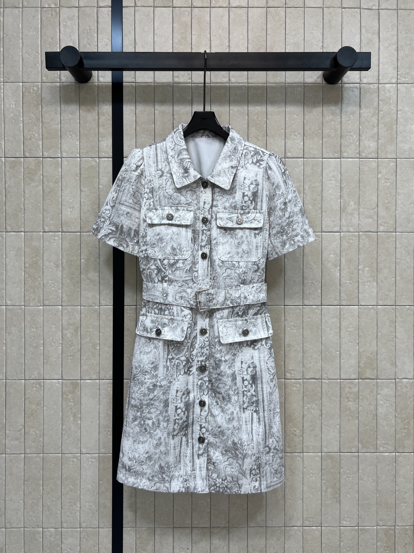 NO:739210,D's 26 spring and summer new style retro printed workwear short-sleeved dress. Adopts retro print design. Gray and white tones with complex patterns. Full of artistic sense. Workwear style elements such as lapels, short sleeves, multiple pockets and belts. Practical and stylish. The fabric is light and breathable. Super comfortable to wear in spring and summer.  One color, three sizes Size/S-M-L,,dior,boots,sneakers,skirts,T-shirt,19860909D家 26春夏新款 复古印花工装短袖连衣裙 采用复古印花设计 灰白色调搭配复杂图案 艺术感满满 工装风元素如翻领、短袖、多口袋和腰带 实用又有型 面料轻薄透气 春夏穿超舒服 H版型修饰身材 腰带可调节 轻松切换风格 日常通勤、休闲场合都能轻松驾驭 搭配运动鞋或短靴 复古与现代感兼具 时髦又百搭！一色三码 Size/S-M-L,,dior,boots,sneakers,skirts,T-shirt,,Women's clothing