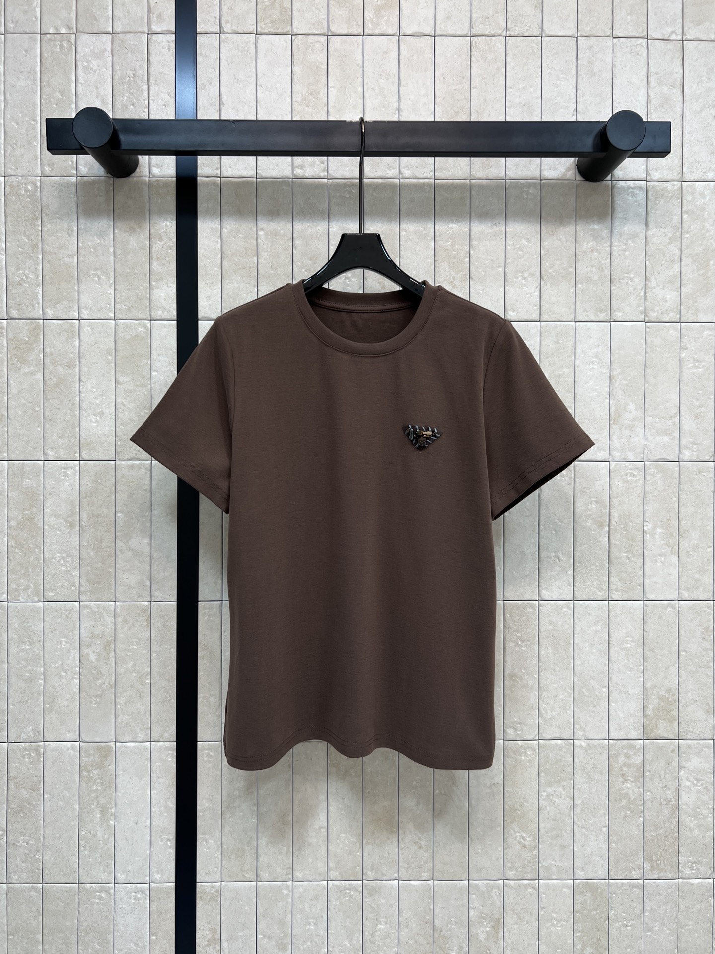 PD家 26春夏新款 珠片三角标刺绣短袖T恤 采用磨毛加厚面料 柔软亲肤 穿着超舒适 胸前三角标珠片刺绣