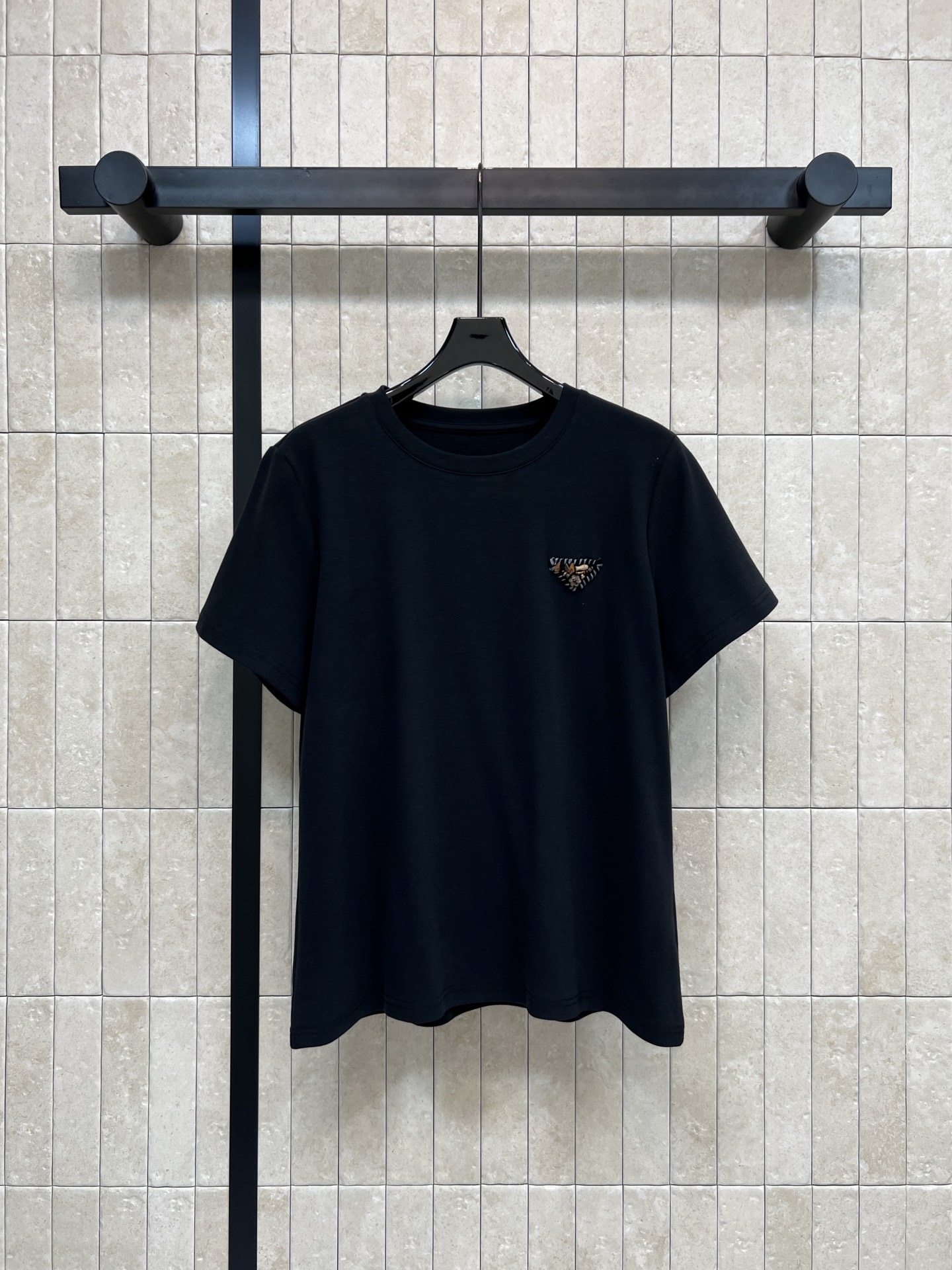 PD家 26春夏新款 珠片三角标刺绣短袖T恤 采用磨毛加厚面料 柔软亲肤 穿着超舒适 胸前三角标珠片刺绣