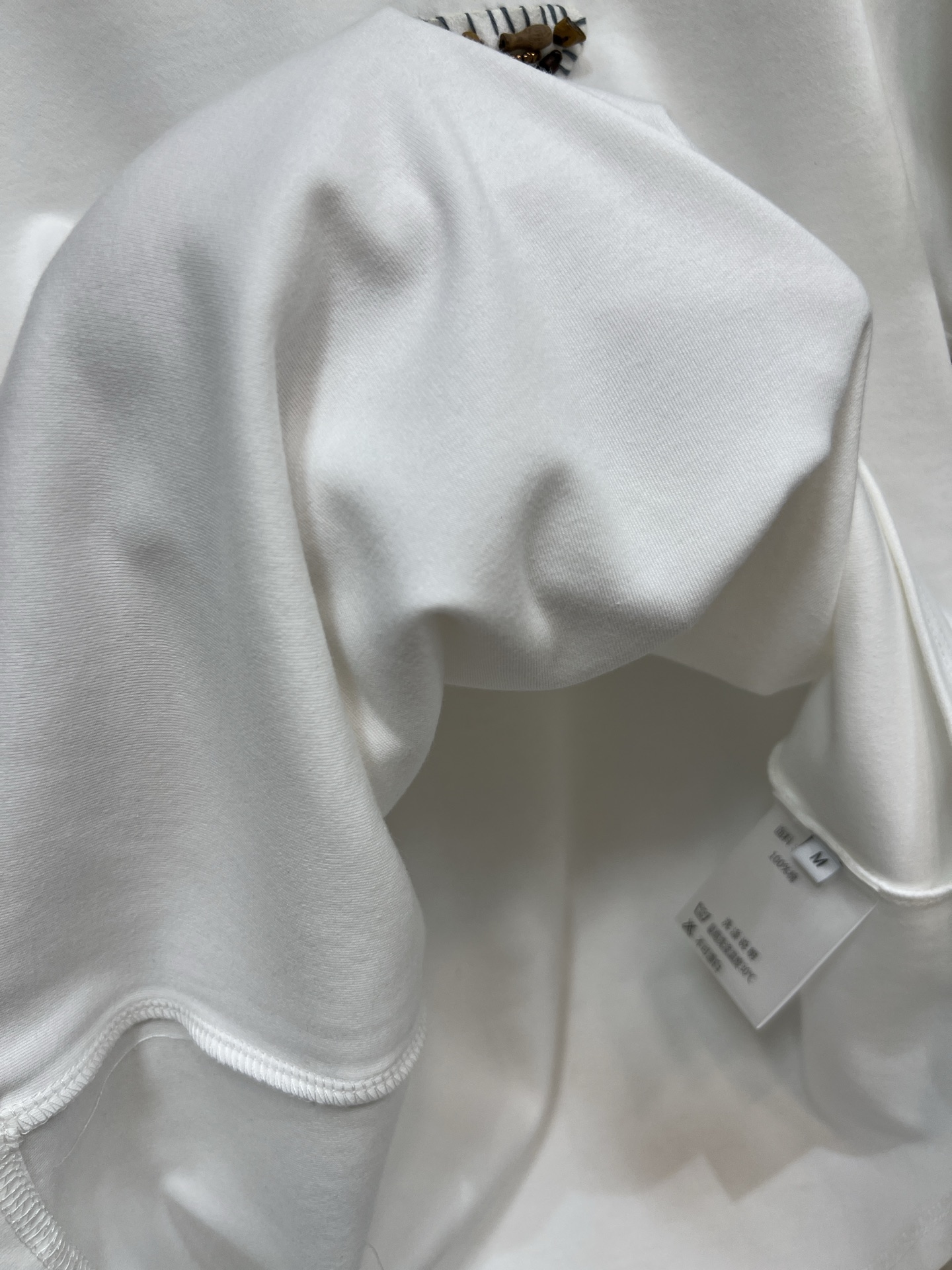 PD家 26春夏新款 珠片三角标刺绣短袖T恤 采用磨毛加厚面料 柔软亲肤 穿着超舒适 胸前三角标珠片刺绣