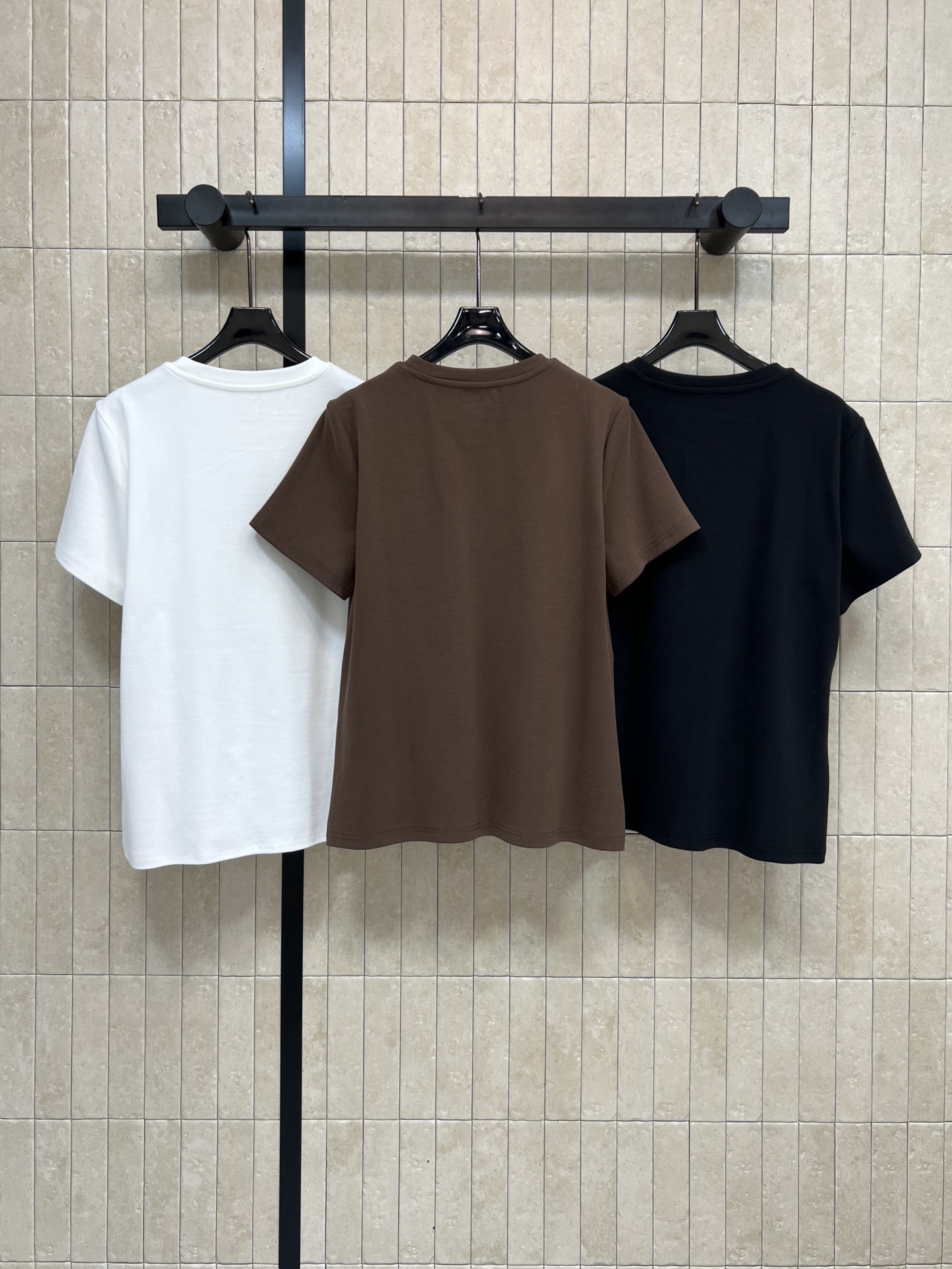 PD家 26春夏新款 珠片三角标刺绣短袖T恤 采用磨毛加厚面料 柔软亲肤 穿着超舒适 胸前三角标珠片刺绣