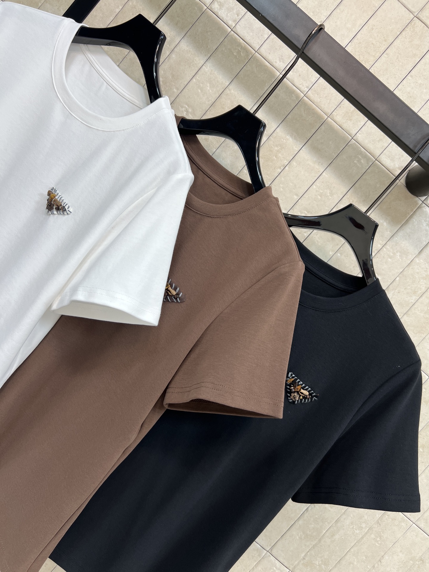 PD家 26春夏新款 珠片三角标刺绣短袖T恤 采用磨毛加厚面料 柔软亲肤 穿着超舒适 胸前三角标珠片刺绣