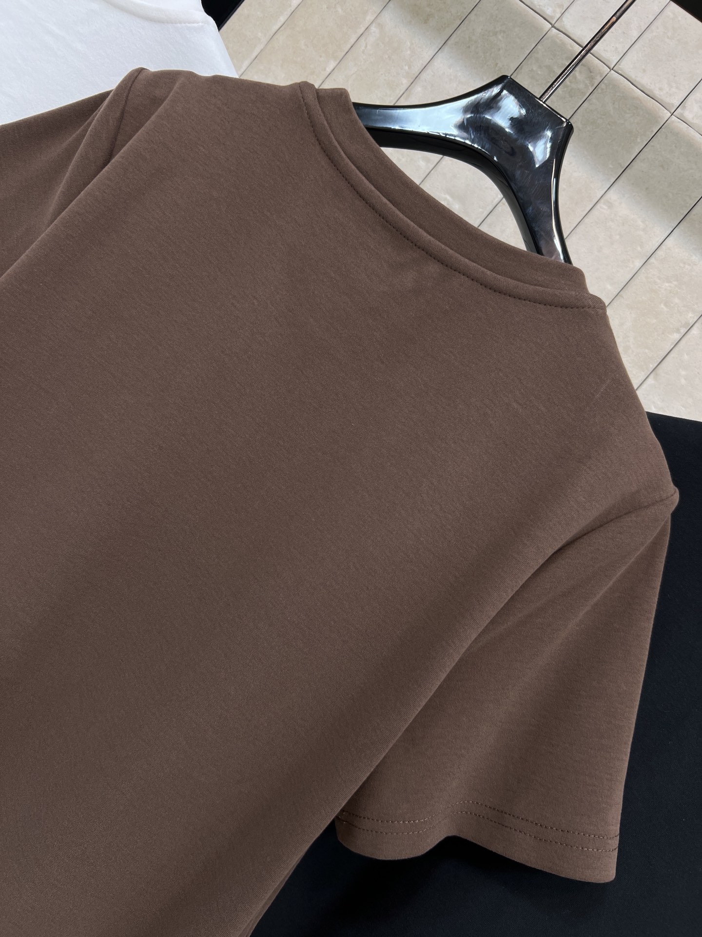 PD家 26春夏新款 珠片三角标刺绣短袖T恤 采用磨毛加厚面料 柔软亲肤 穿着超舒适 胸前三角标珠片刺绣