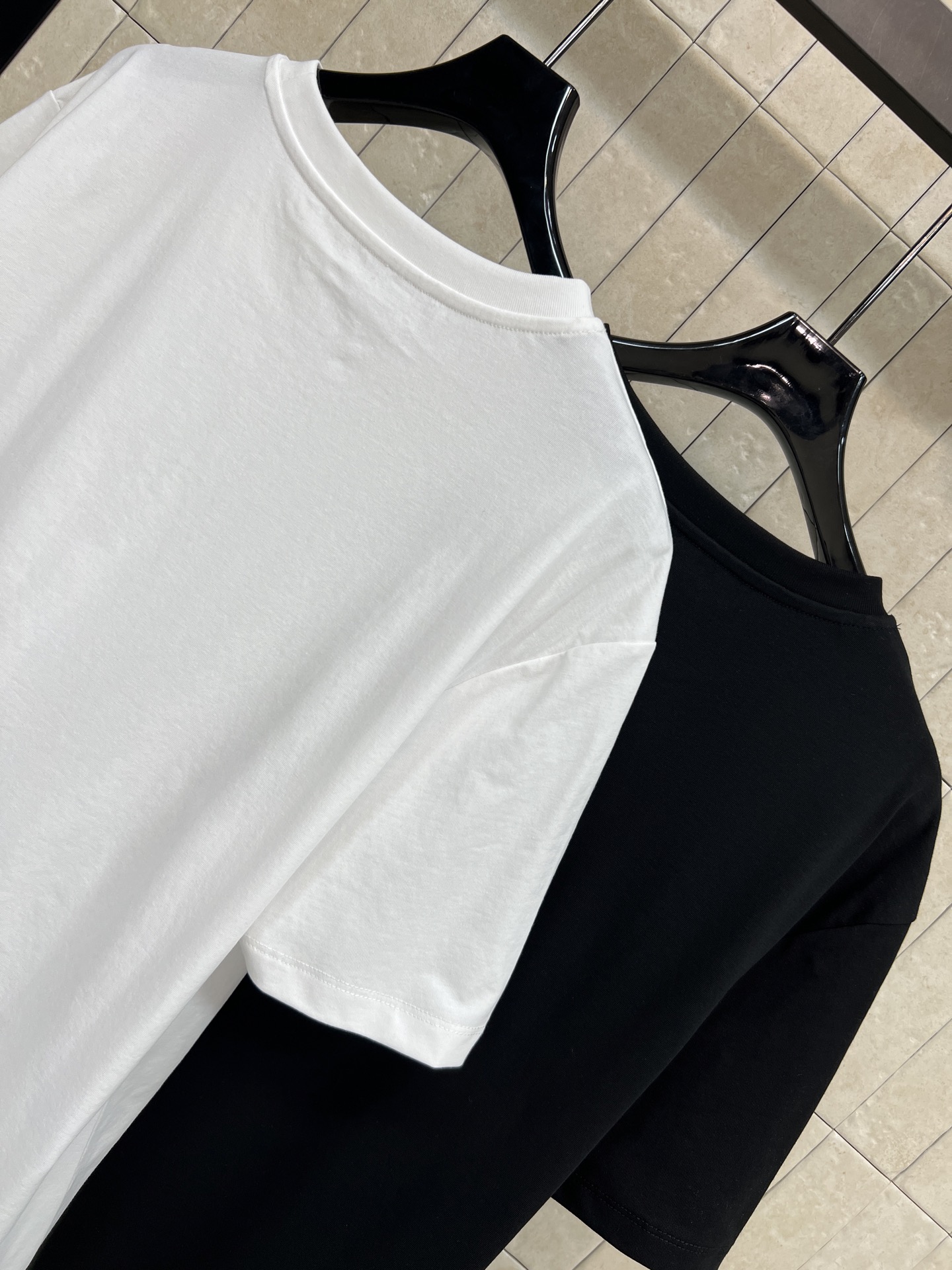 26春夏新款 口袋装饰纯棉短袖T恤 夏天穿超舒服！简约圆领+胸前刺绣装饰小口袋 实用又有设计感 宽松版型