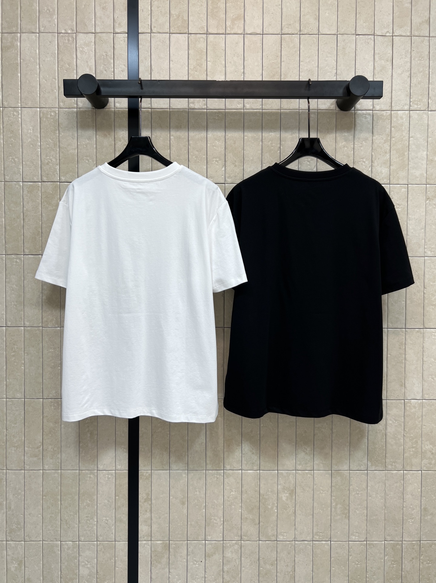 26春夏新款 口袋装饰纯棉短袖T恤 夏天穿超舒服！简约圆领+胸前刺绣装饰小口袋 实用又有设计感 宽松版型