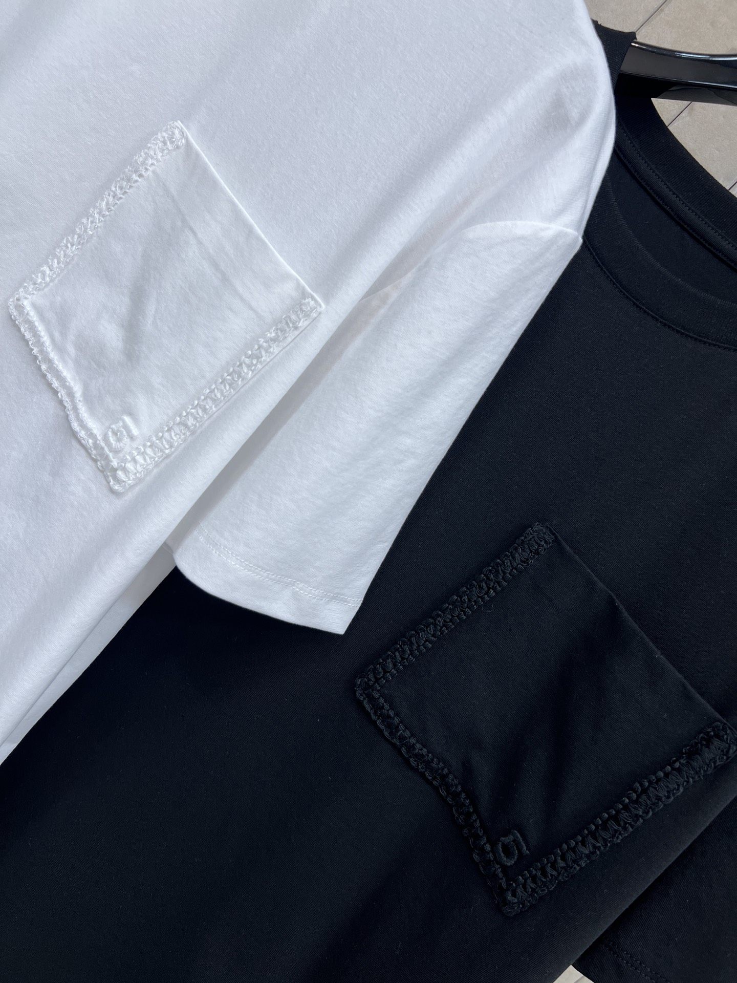 26春夏新款 口袋装饰纯棉短袖T恤 夏天穿超舒服！简约圆领+胸前刺绣装饰小口袋 实用又有设计感 宽松版型