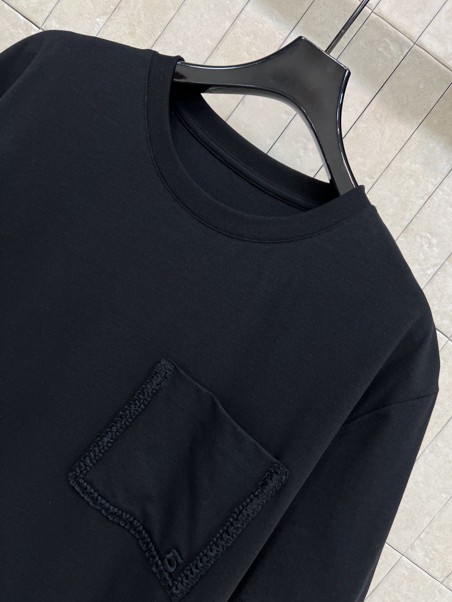 26春夏新款 口袋装饰纯棉短袖T恤 夏天穿超舒服！简约圆领+胸前刺绣装饰小口袋 实用又有设计感 宽松版型