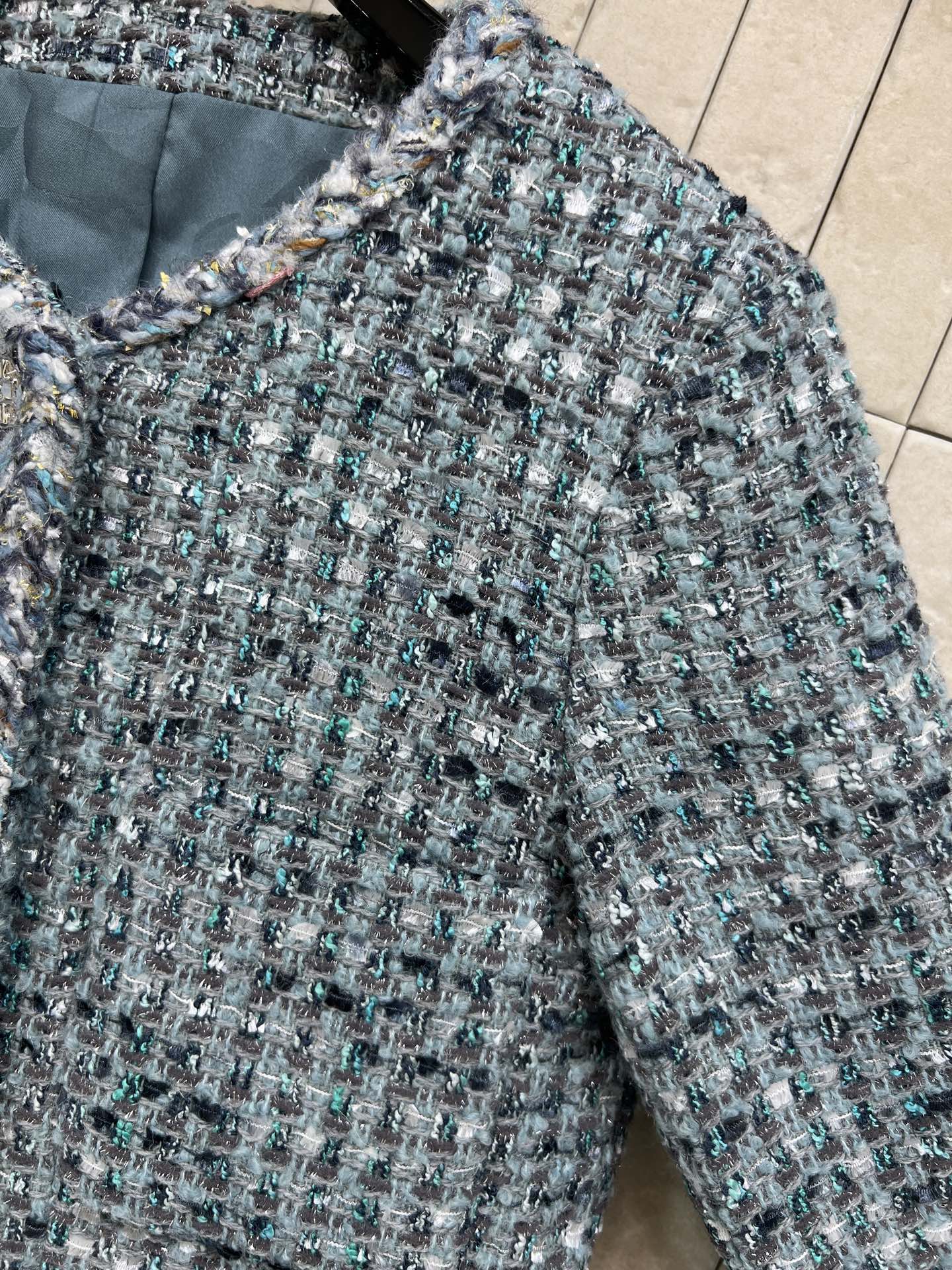 26春夏新款 蓝色粗花呢短外套 蓝白混色编织 质地厚实有层次感 短款设计小口袋+水晶纽扣装饰 实用又优雅