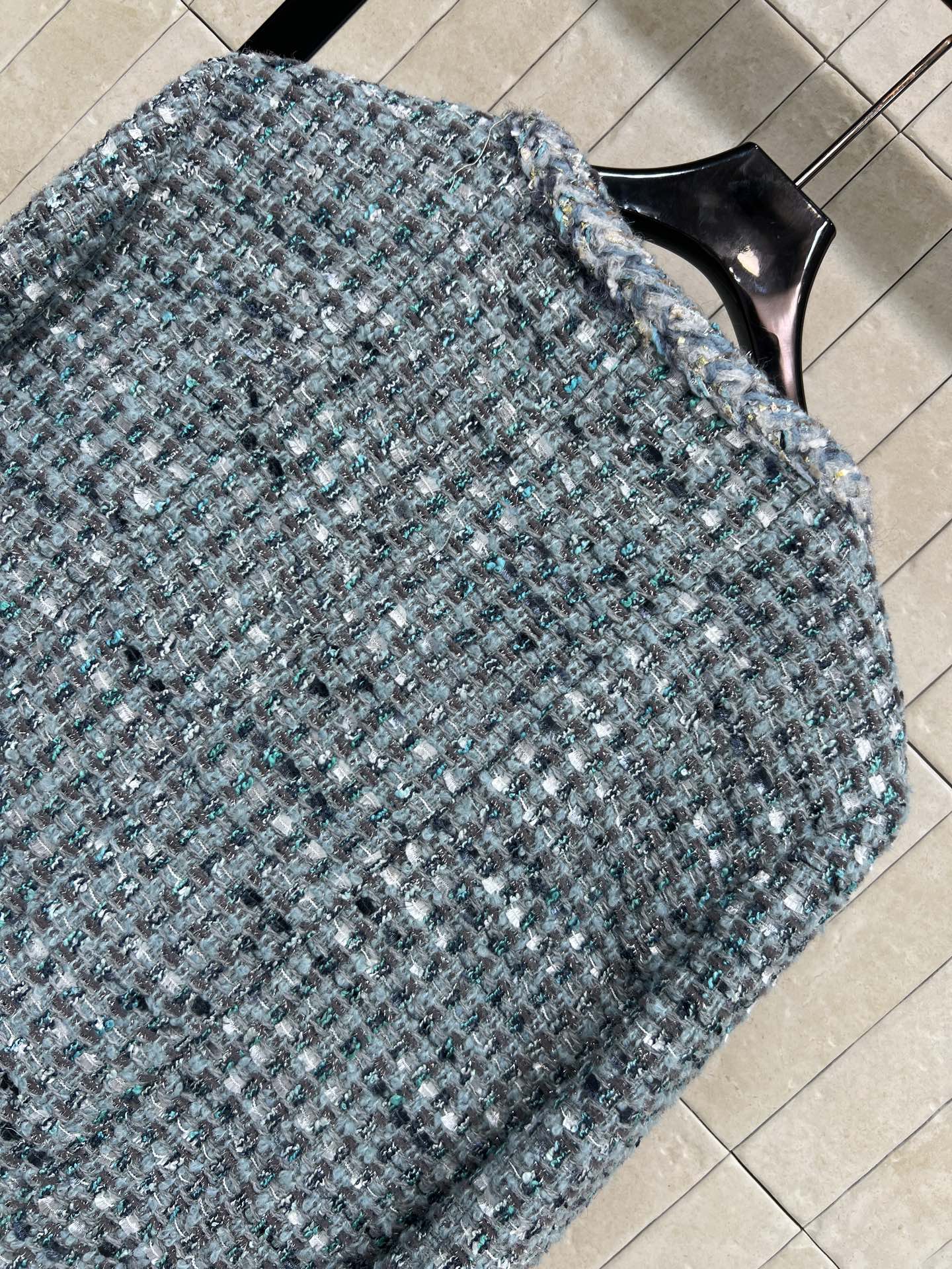 26春夏新款 蓝色粗花呢短外套 蓝白混色编织 质地厚实有层次感 短款设计小口袋+水晶纽扣装饰 实用又优雅