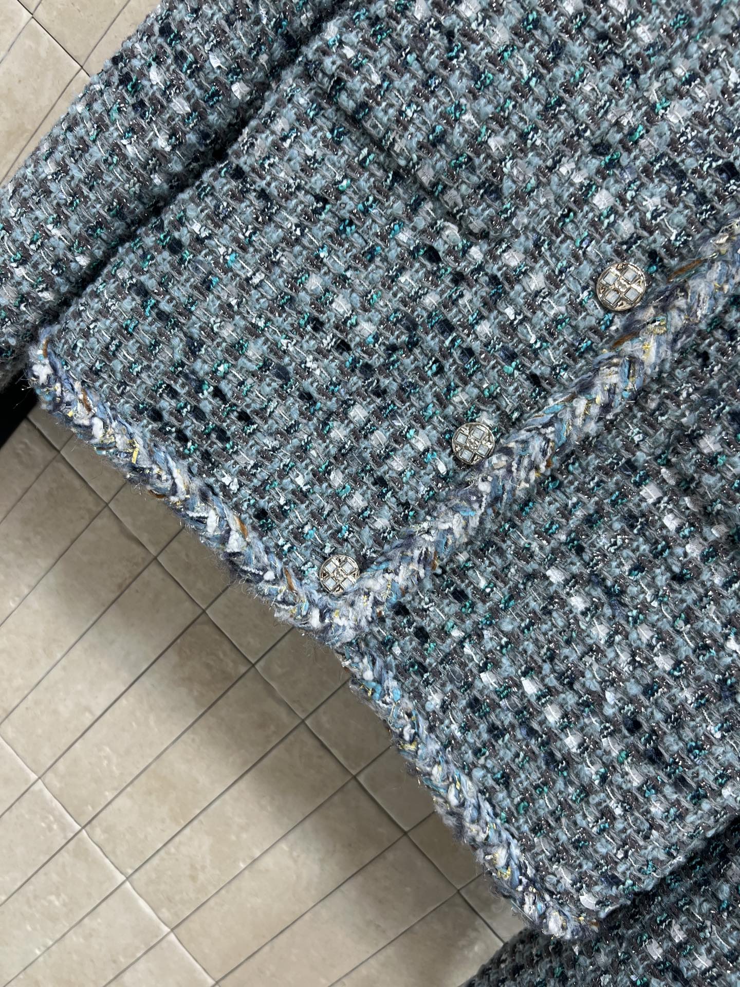 26春夏新款 蓝色粗花呢短外套 蓝白混色编织 质地厚实有层次感 短款设计小口袋+水晶纽扣装饰 实用又优雅