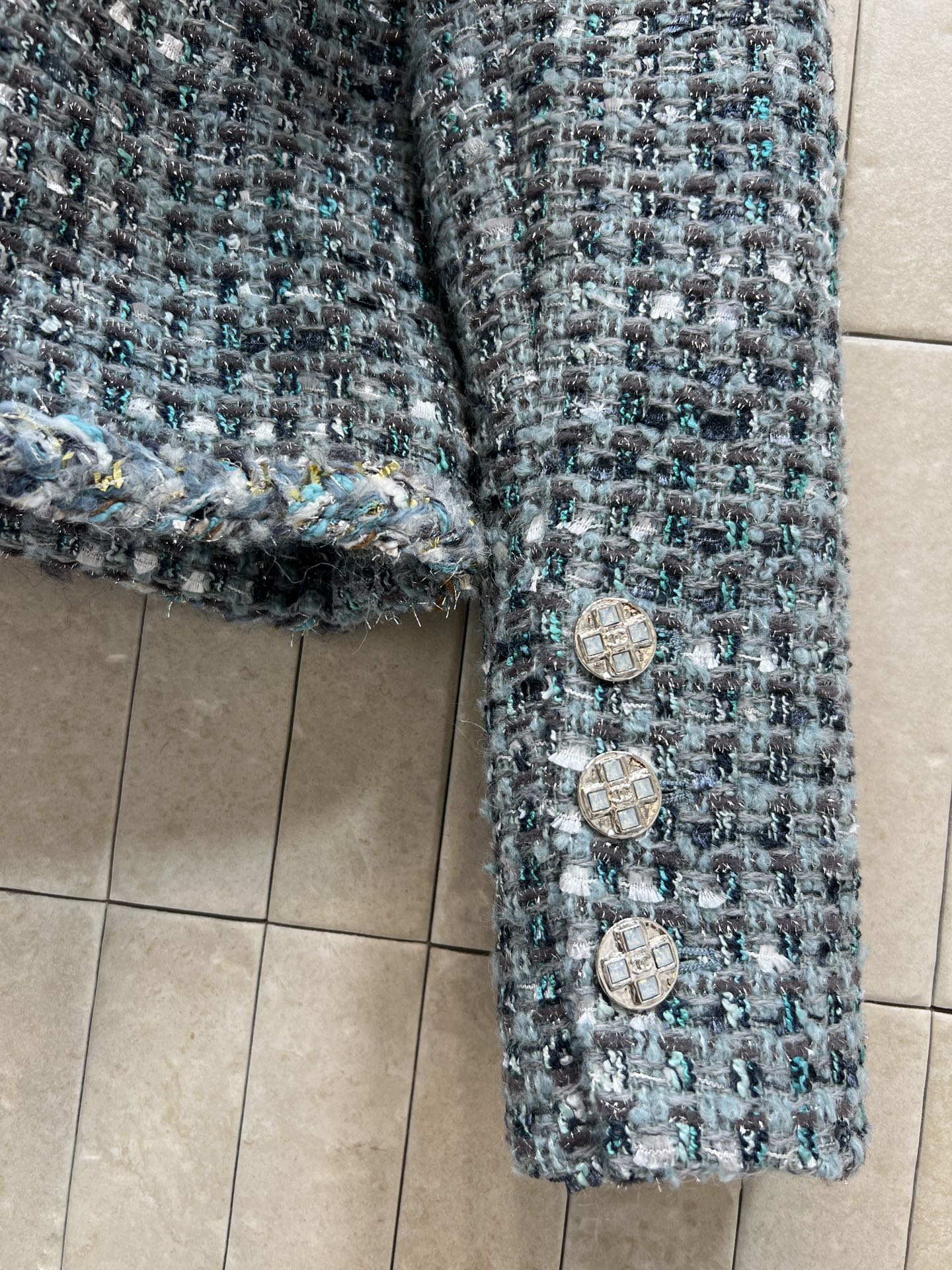 26春夏新款 蓝色粗花呢短外套 蓝白混色编织 质地厚实有层次感 短款设计小口袋+水晶纽扣装饰 实用又优雅