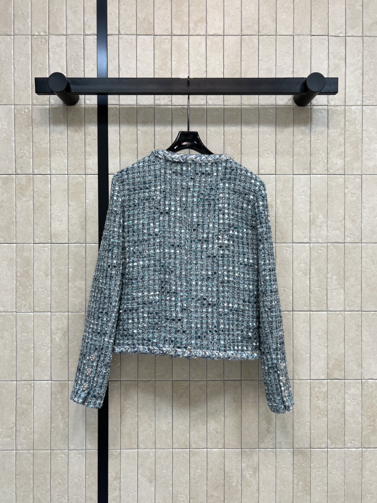 26春夏新款 蓝色粗花呢短外套 蓝白混色编织 质地厚实有层次感 短款设计小口袋+水晶纽扣装饰 实用又优雅