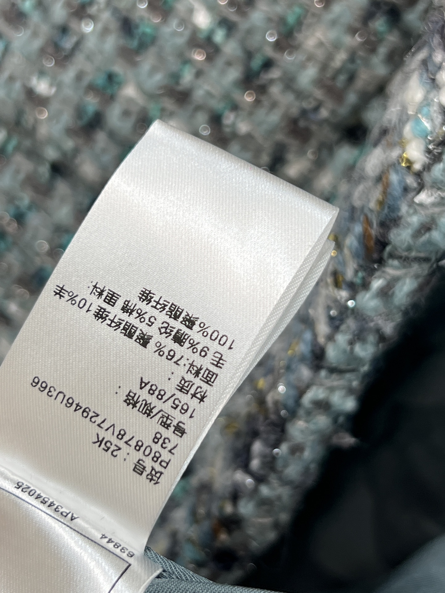 26春夏新款 蓝色粗花呢短外套 蓝白混色编织 质地厚实有层次感 短款设计小口袋+水晶纽扣装饰 实用又优雅