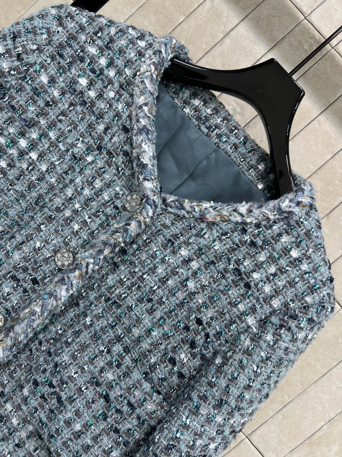 26春夏新款 蓝色粗花呢短外套 蓝白混色编织 质地厚实有层次感 短款设计小口袋+水晶纽扣装饰 实用又优雅