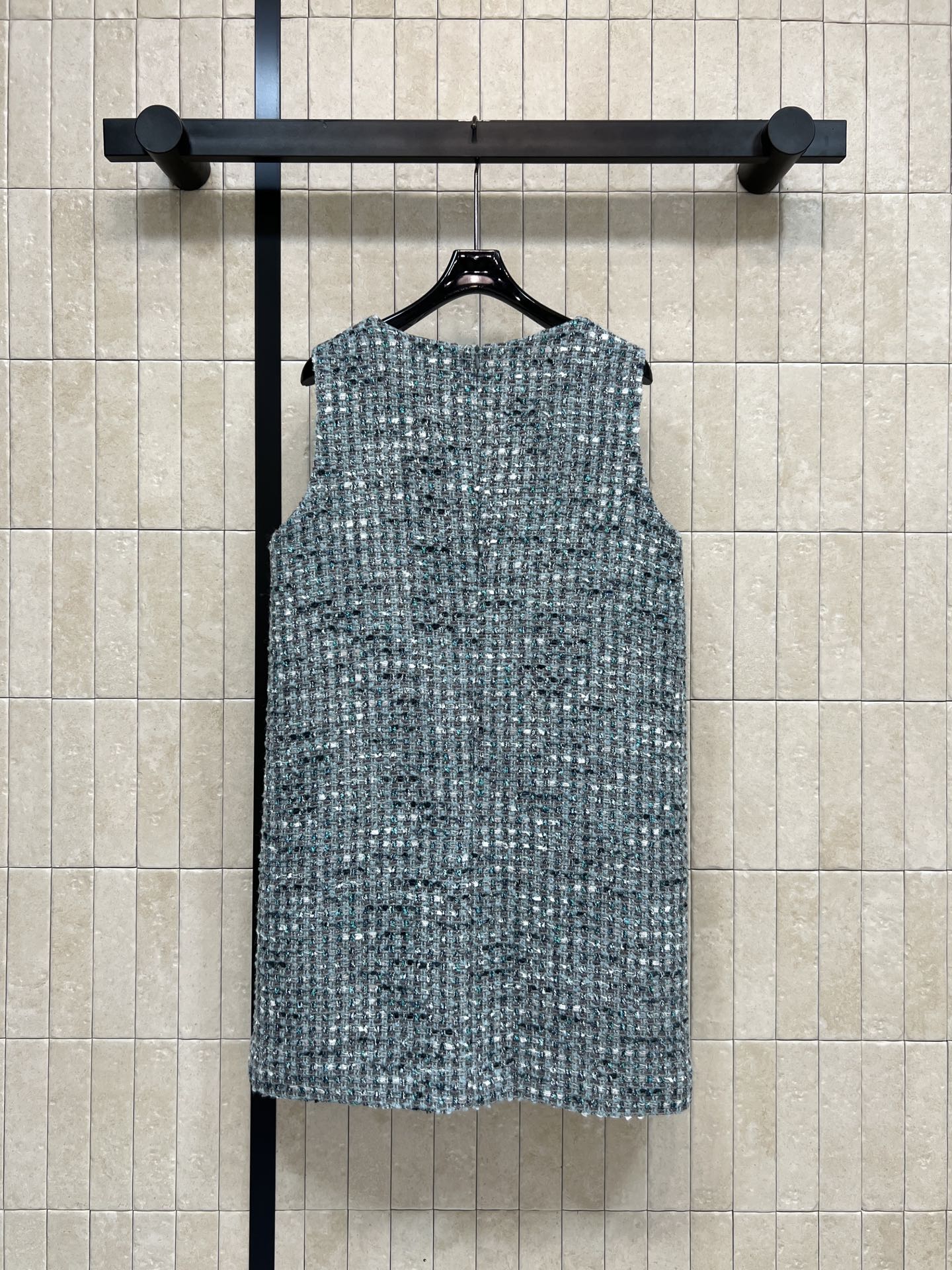 26春夏新款 蓝色粗花呢背心连衣裙 采用多色纱线编织 呈现独特花呢纹理 质感丰富 无袖设计+圆领剪裁 春