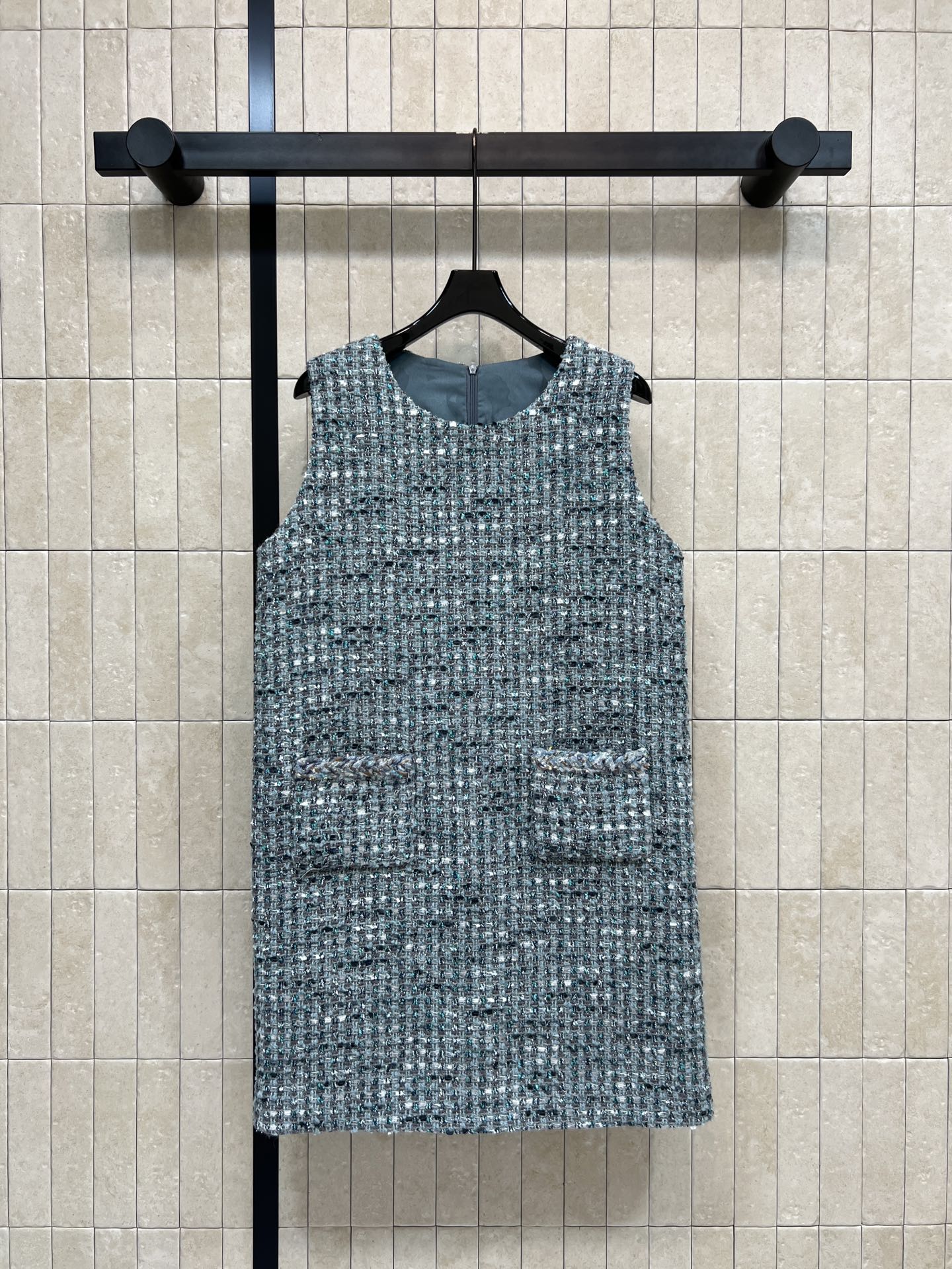 NO:739222,26 new spring and summer blue tweed vest dress is woven with multi-color yarn to present a unique tweed texture with rich texture. Sleeveless design + round neck cut. Super refreshing for spring and summer!  There are two symmetrical patch pockets on the front. It is practical and beautiful. The tweed material is warm and crisp. The skirt has neat lines. It can be easily used for commuting, parties and daily life. Pair it with simple accessories or a small fragrant jacket. It is easy to achieve elegance ~ one color and three sizes. Size/S-M-L,,skirts,jackets & coats,1986090926春夏新款 蓝色粗花呢背心连衣裙 采用多色纱线编织 呈现独特花呢纹理 质感丰富 无袖设计+圆领剪裁 春夏穿超清爽！正面有两个对称贴袋 实用又好看 粗花呢材质保暖又挺括 裙身线条利落 通勤、聚会、日常都能轻松驾驭 搭配简约配饰或小香风外套 优雅气质轻松拿捏~一色三码 Size/S-M-L,,skirts,jackets & coats,,Women's clothing