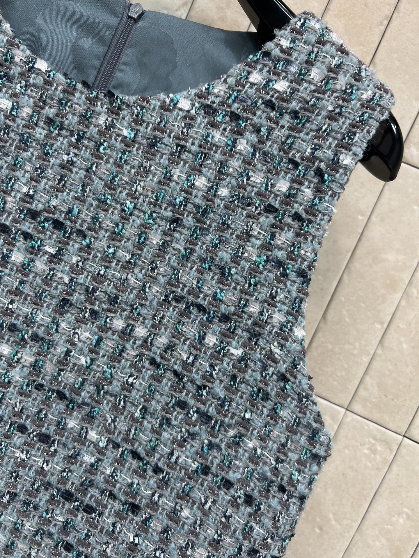 26春夏新款 蓝色粗花呢背心连衣裙 采用多色纱线编织 呈现独特花呢纹理 质感丰富 无袖设计+圆领剪裁 春