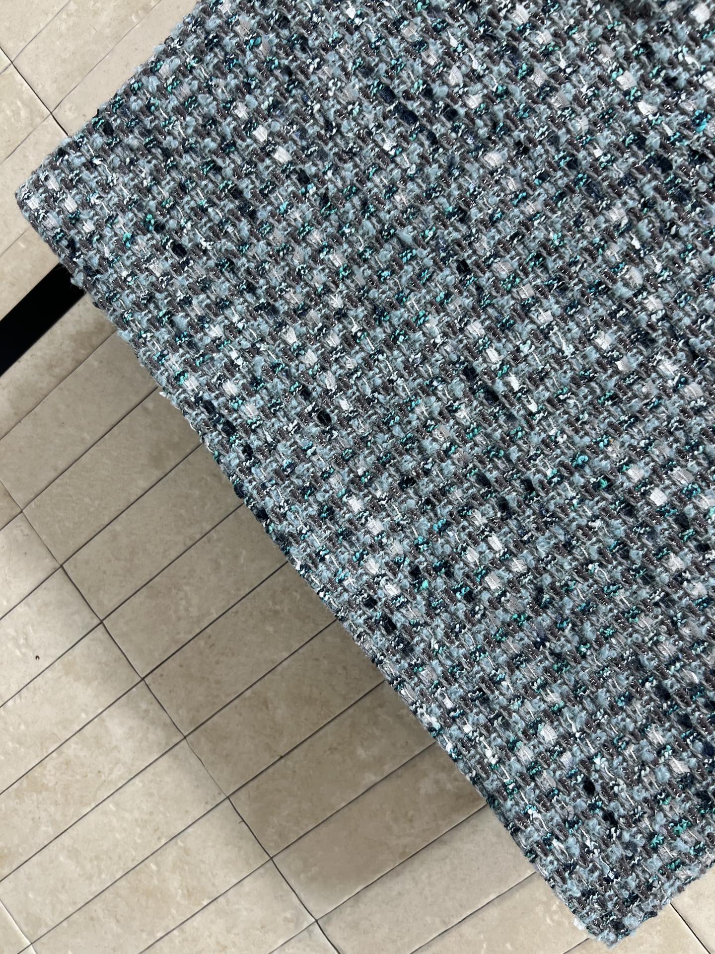 26春夏新款 蓝色粗花呢背心连衣裙 采用多色纱线编织 呈现独特花呢纹理 质感丰富 无袖设计+圆领剪裁 春